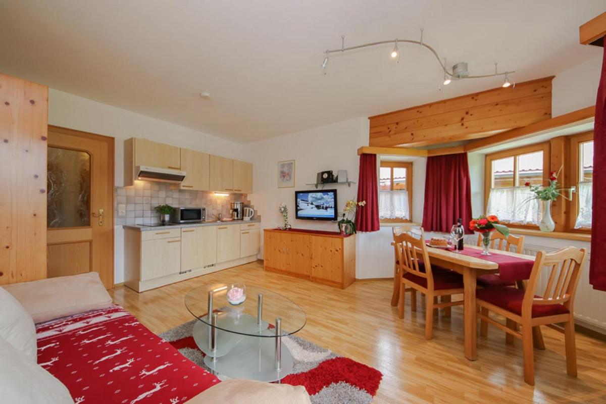 One-Bedroom Apartment with Alcove and Balcony photo 1