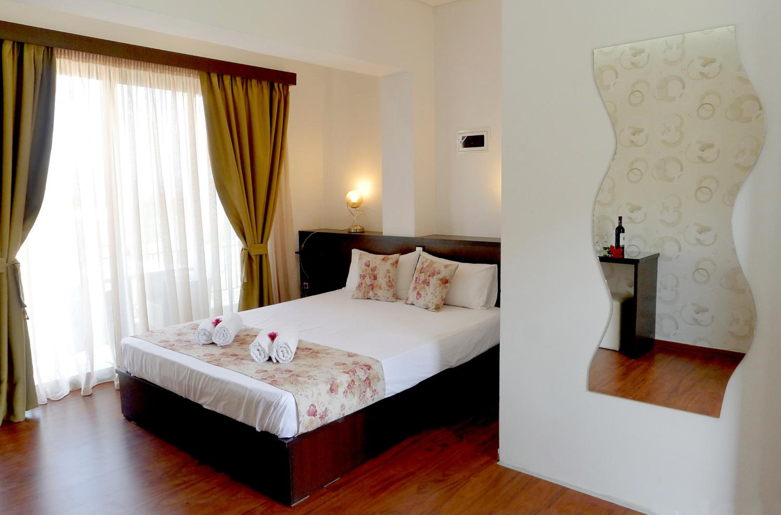 Deluxe Double Room with Balcony and Sea View - Photo 7