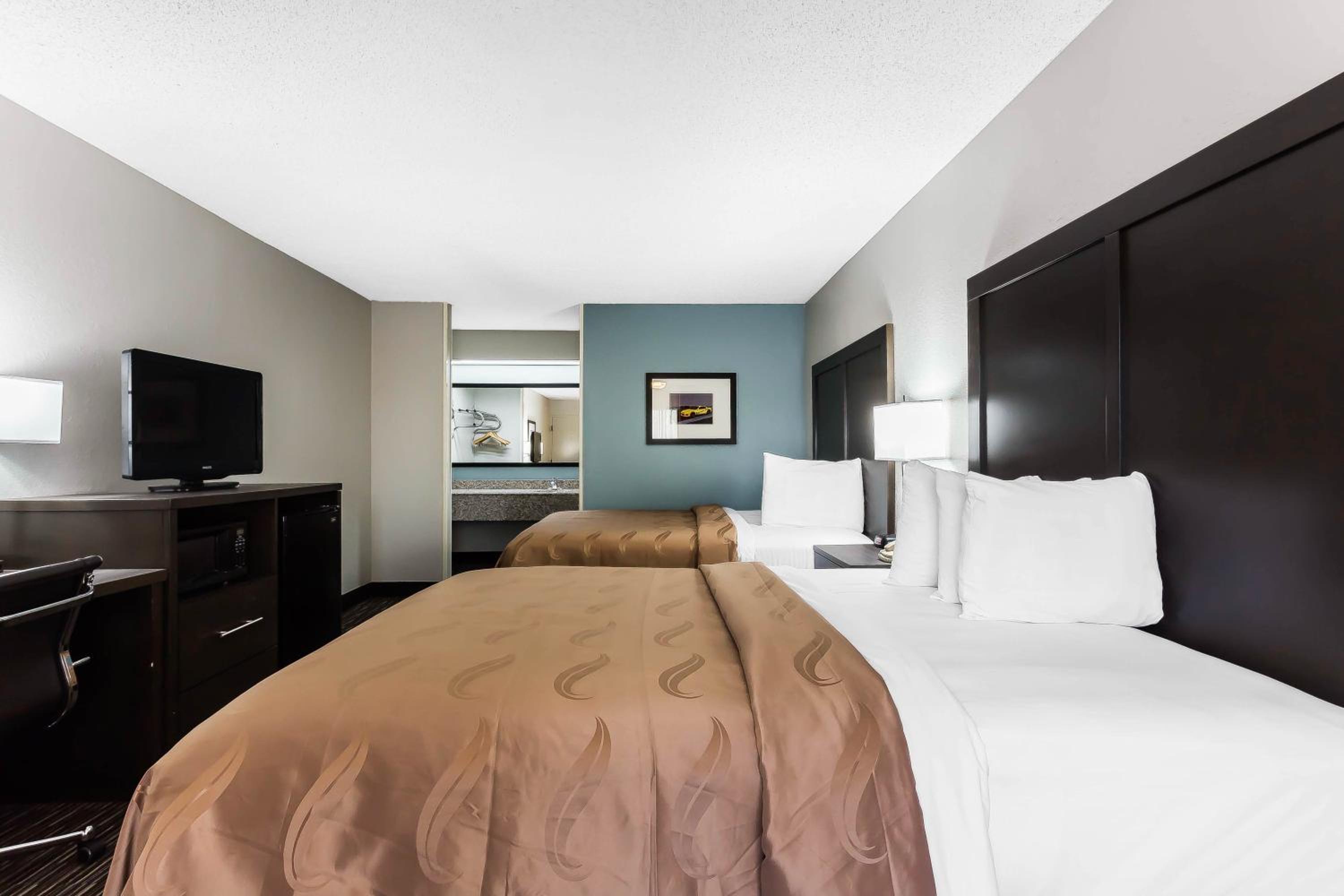 Queen Room with Two Queen Beds - Smoking photo 2