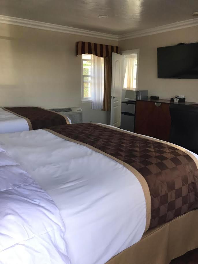 Queen Room with Two Queen Beds - Photo 4