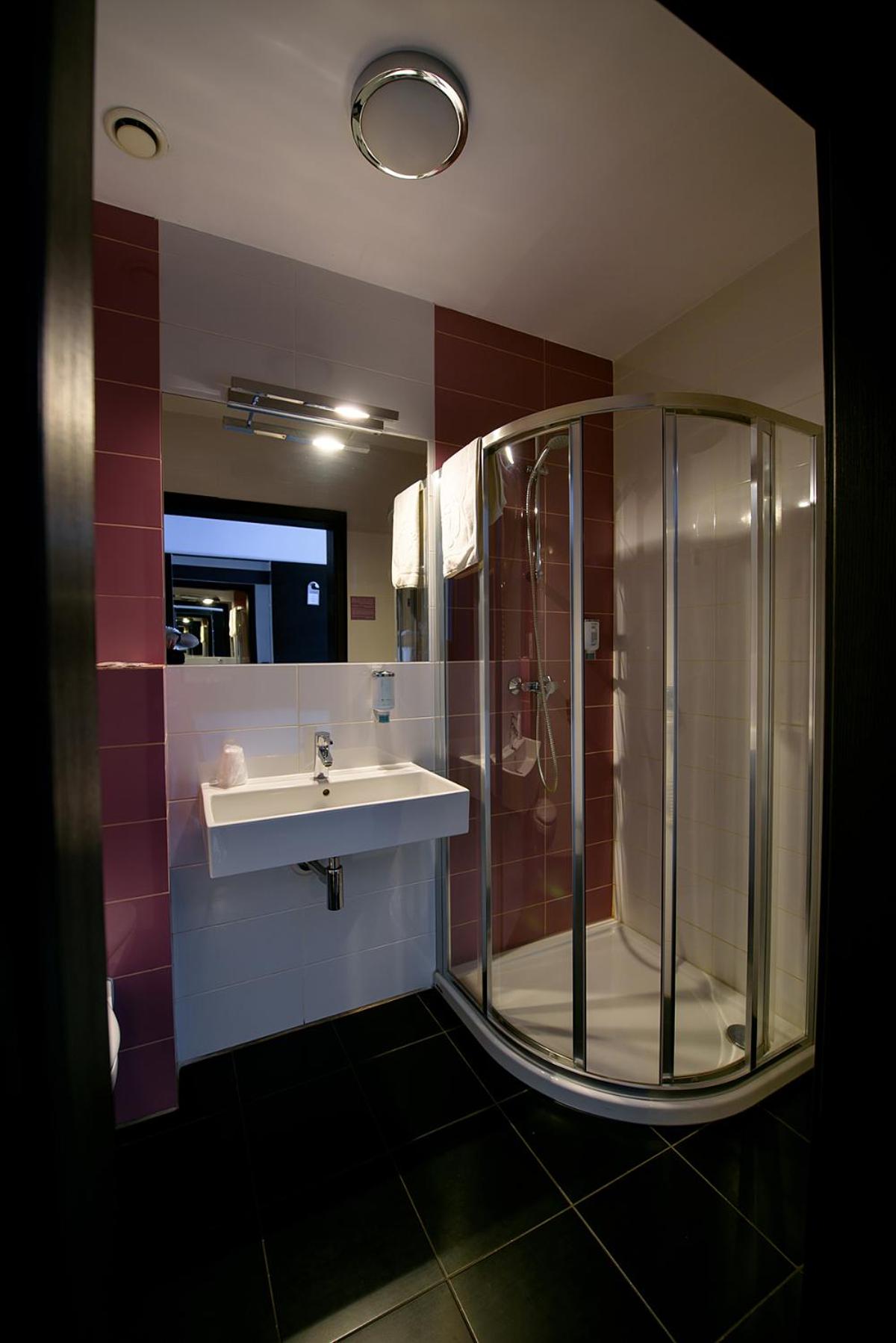 Double or Twin Room - Photo 6