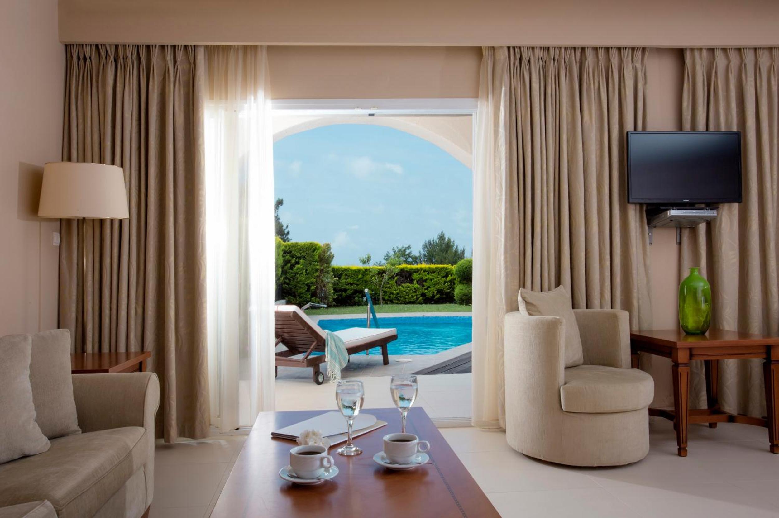 Suite with Private Pool - Photo 10