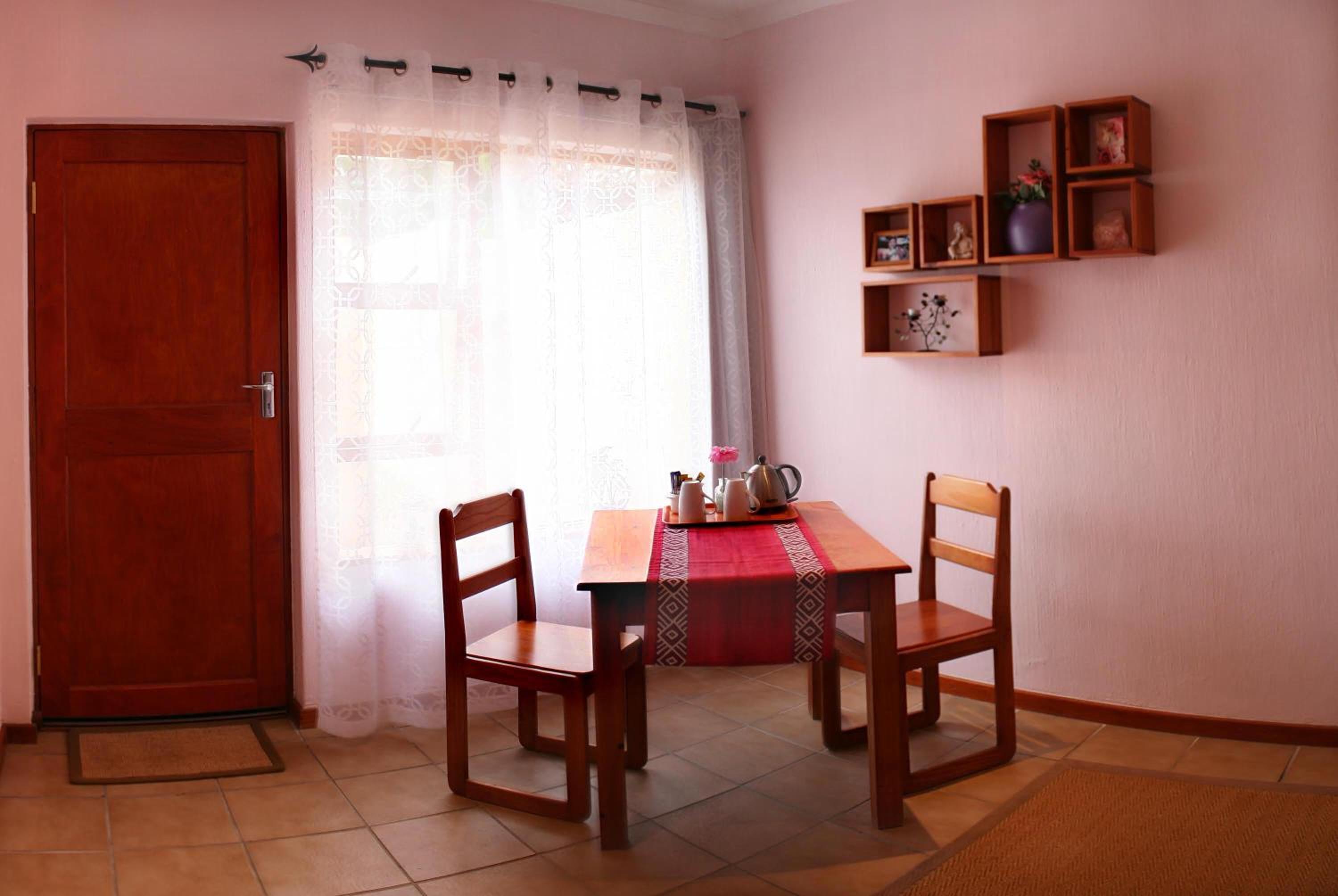Queen Room photo 2