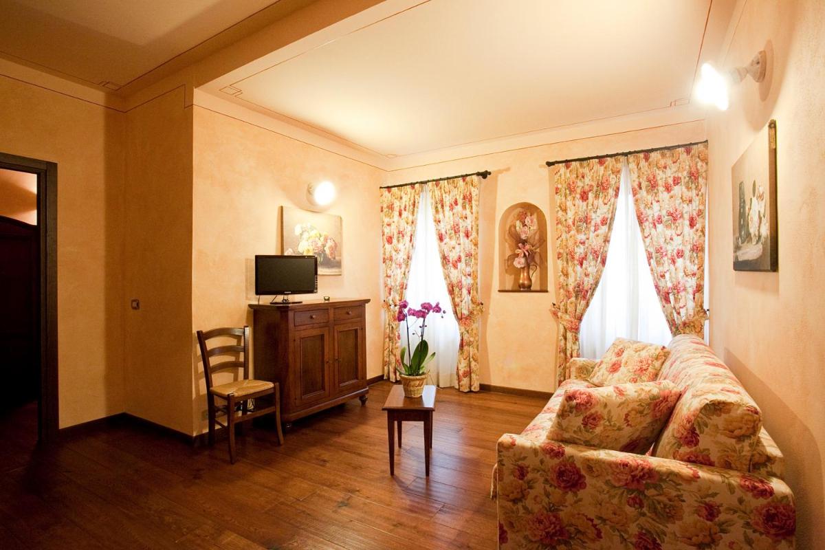 One-Bedroom Apartment (2 Adults) with Mountain View photo 3