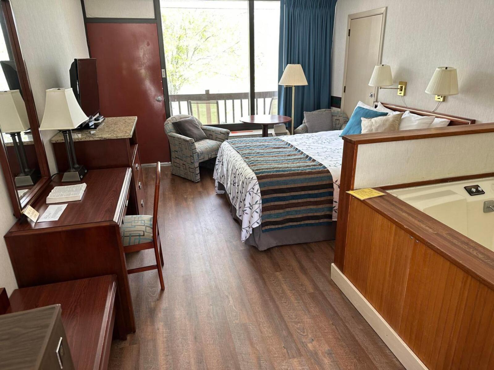 Queen Suite with Spa Bath photo 1