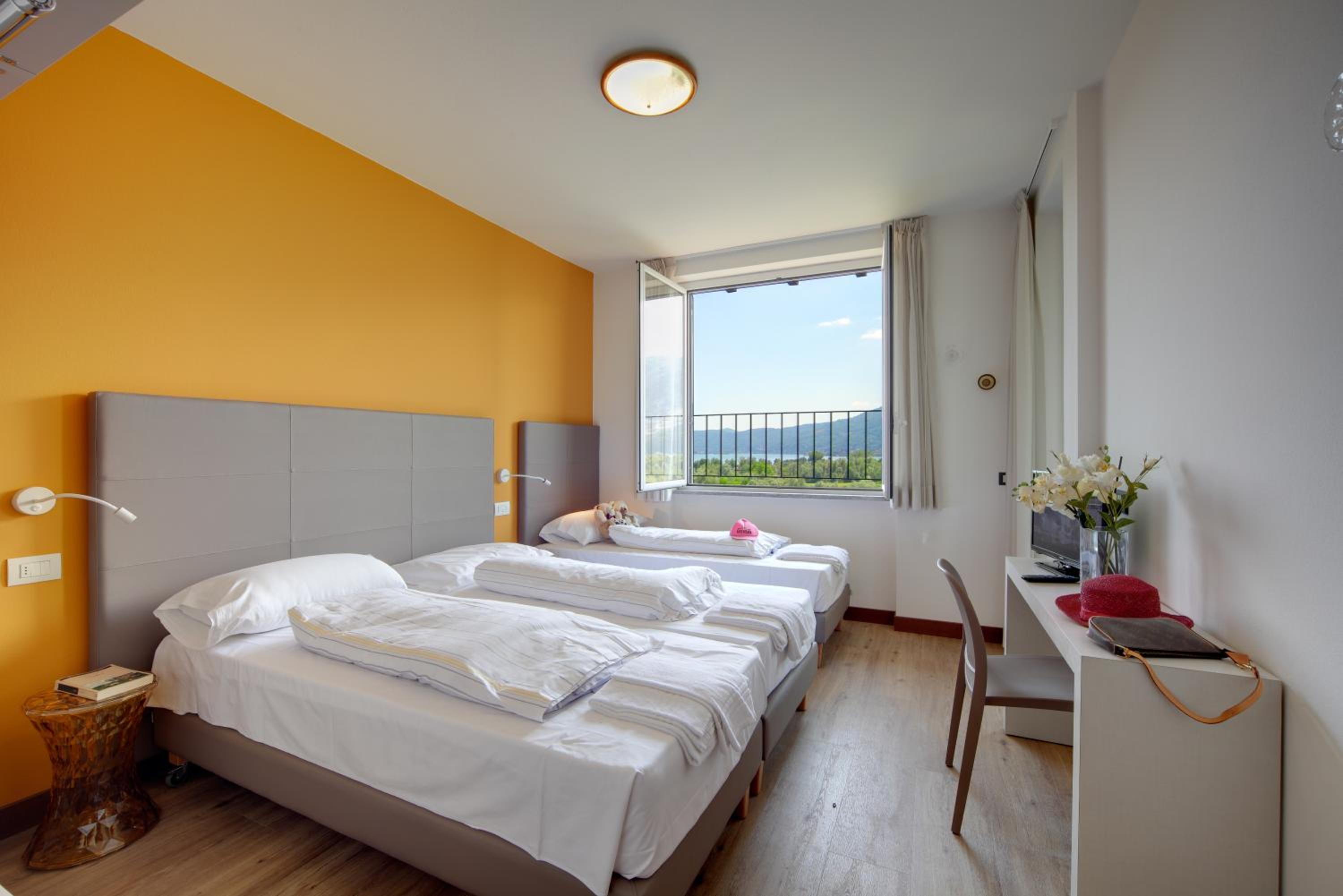 One-Bedroom Apartment with Lake View (4 Adults)