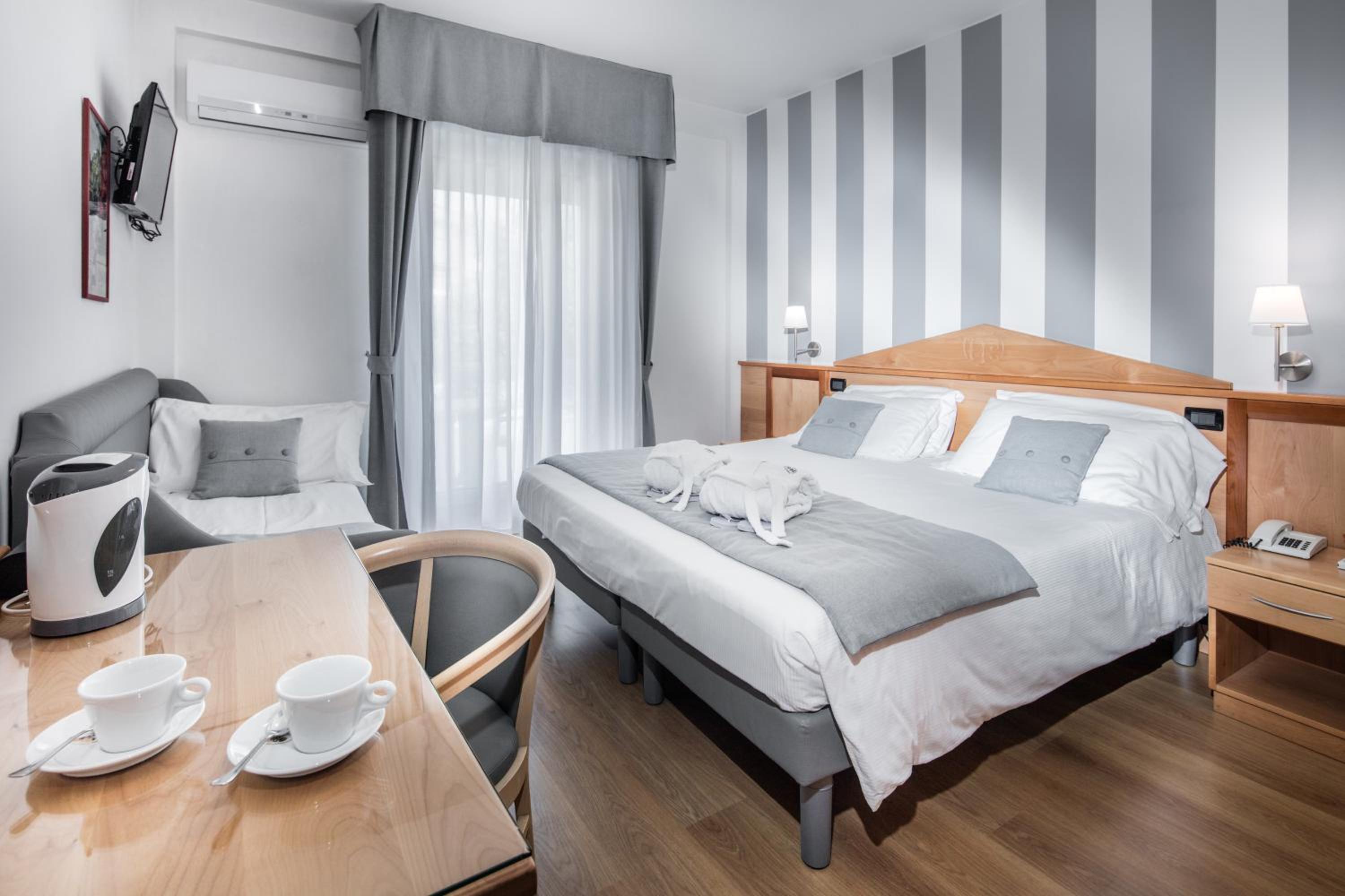 Triple Room with Balcony - Photo 7