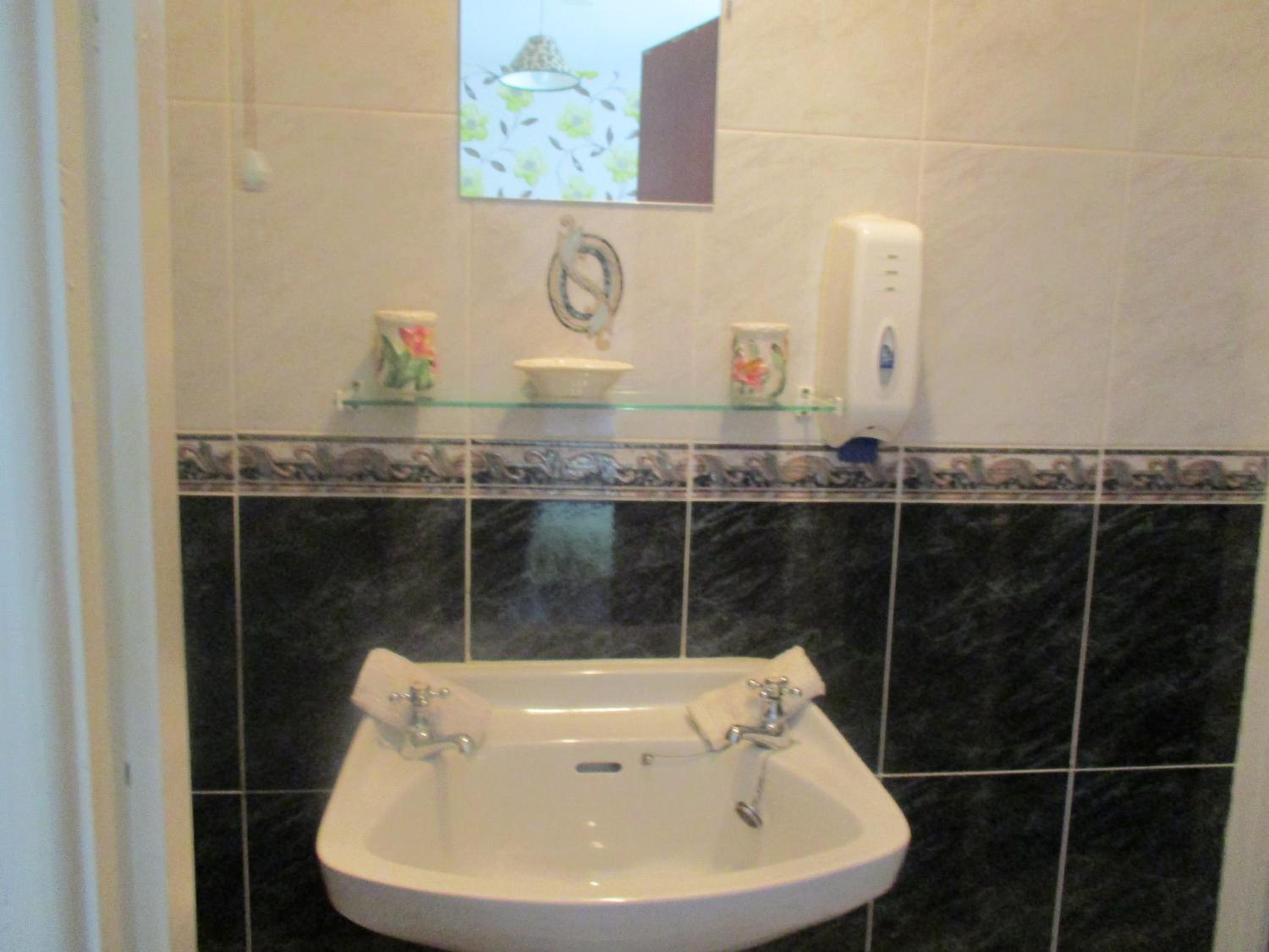 Double Room with Private Bathroom - Photo 2
