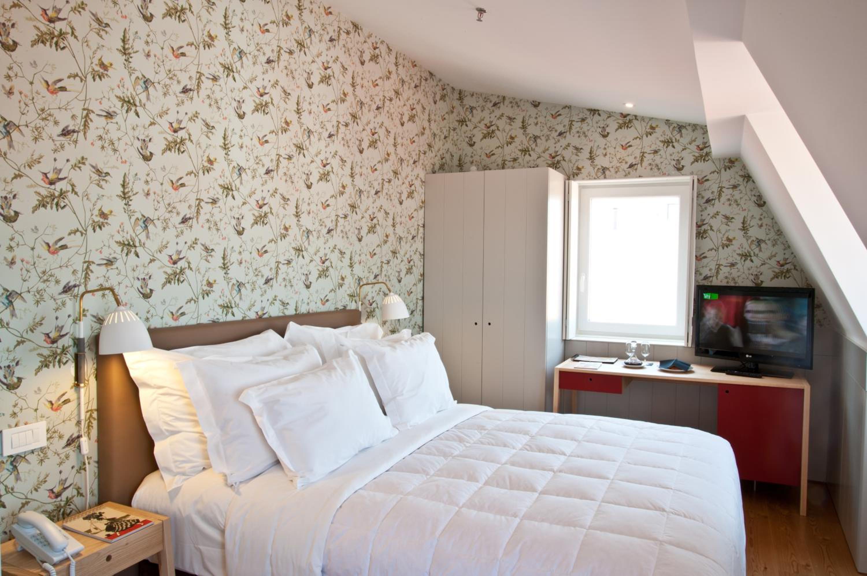 Double or Twin Deluxe Room with River or Castle View photo 3