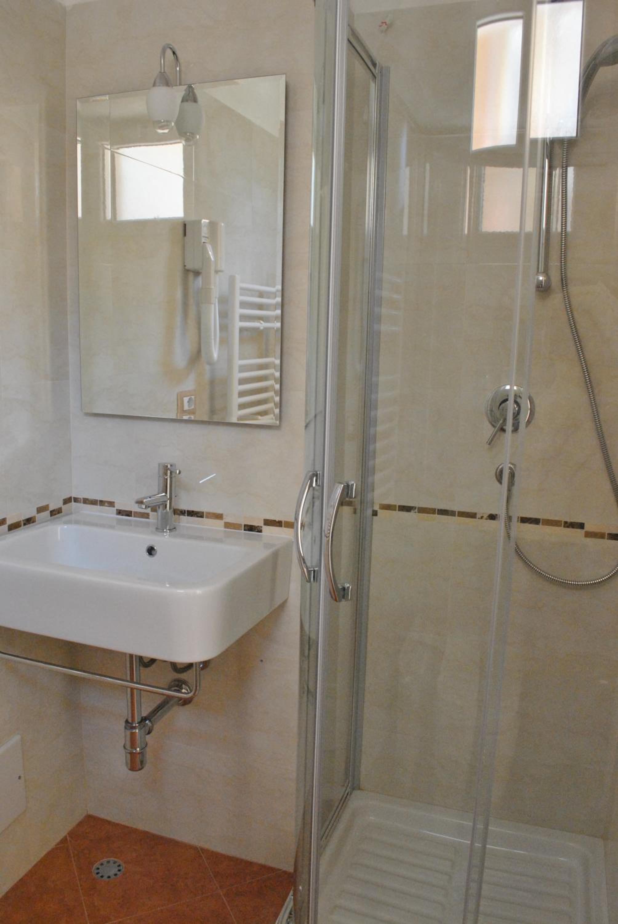 Double Room - Photo 9