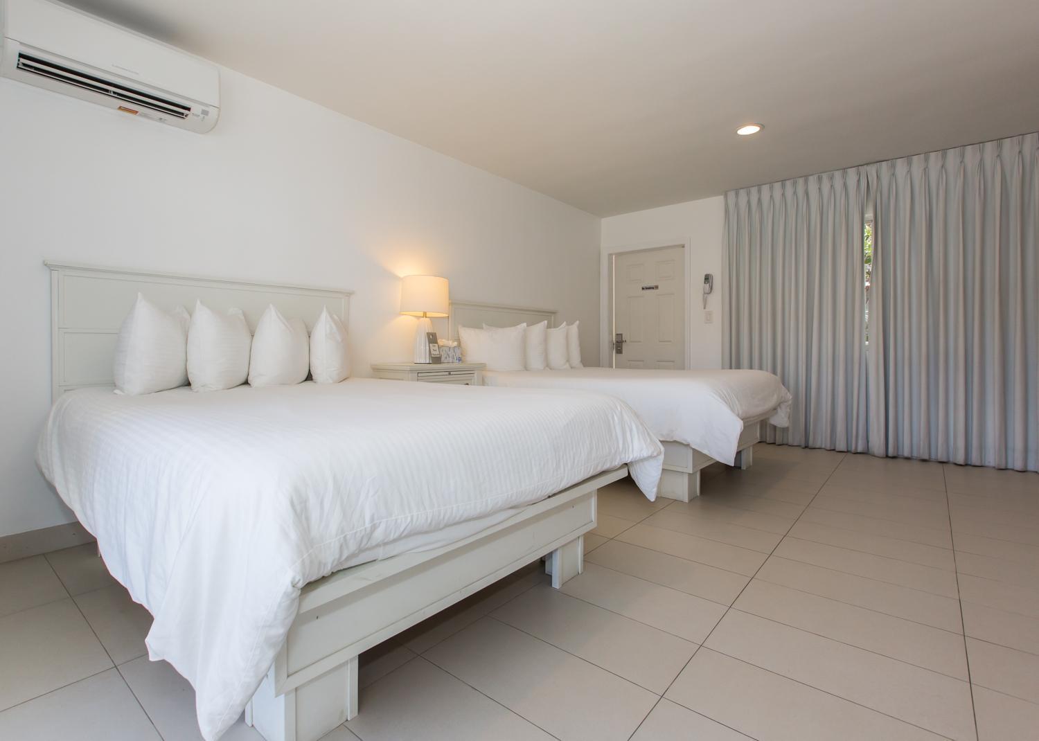 Quarto Duplo Deluxe com Duas Camas de Casal