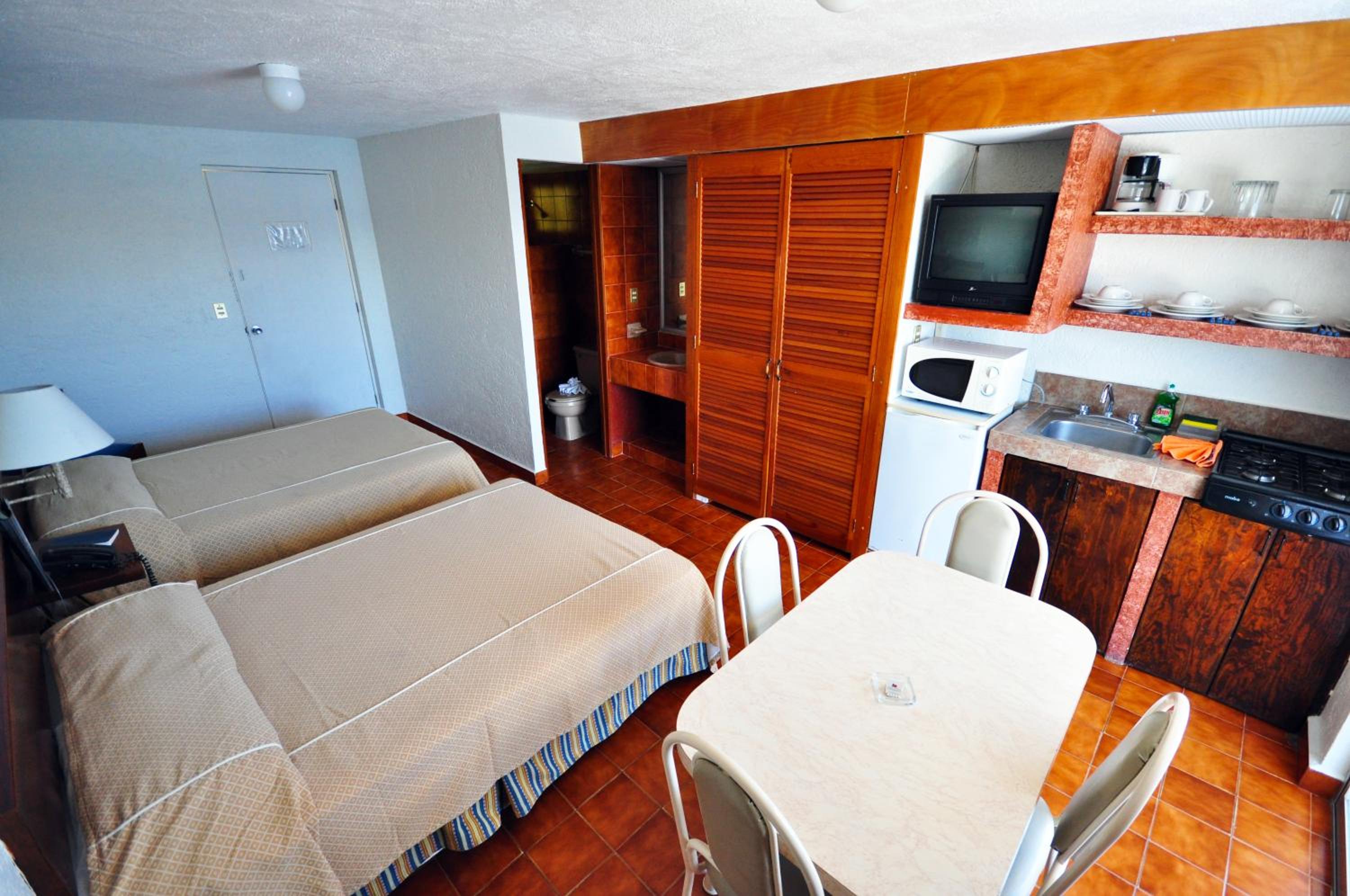 Habitación Doble con Dos Camas Dobles y Vista a la Piscina