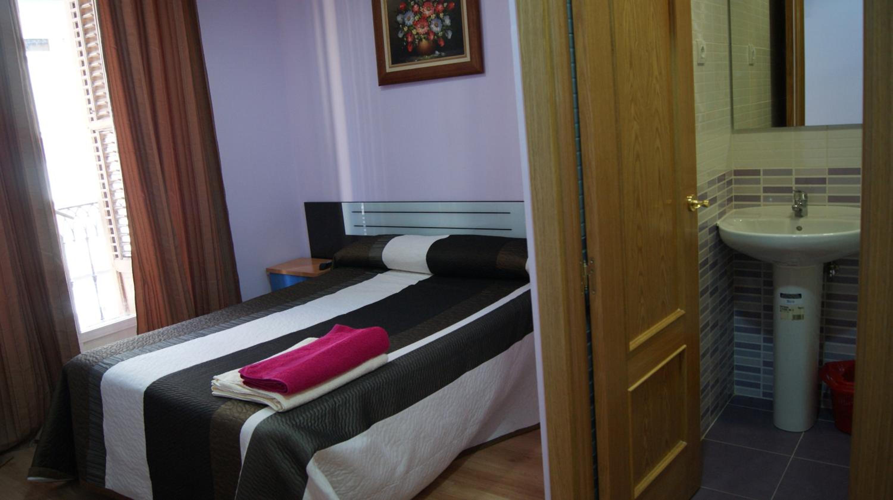 Double Room with Private Bathroom - Photo 9