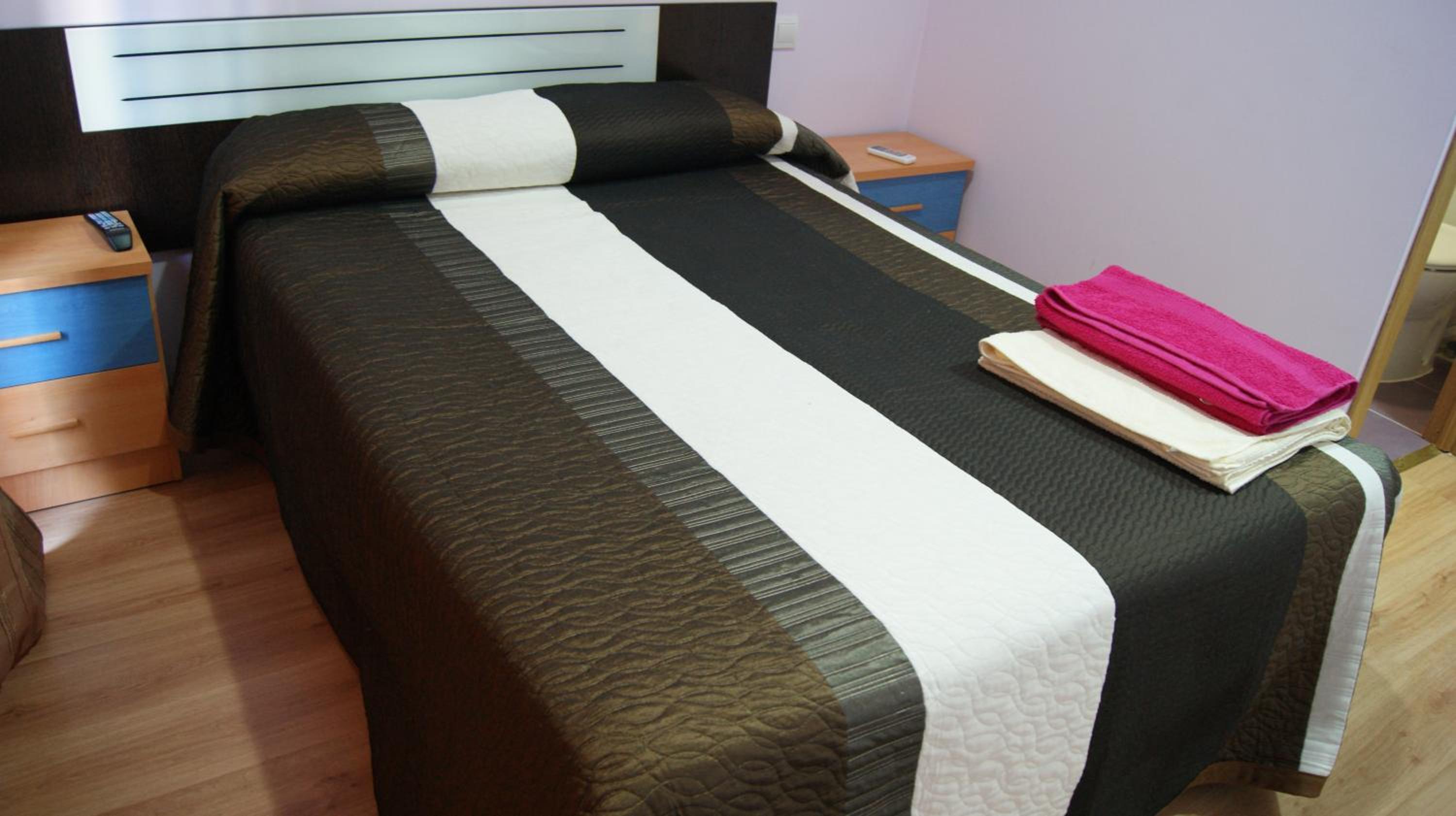 Double Room with Private Bathroom - Photo 10