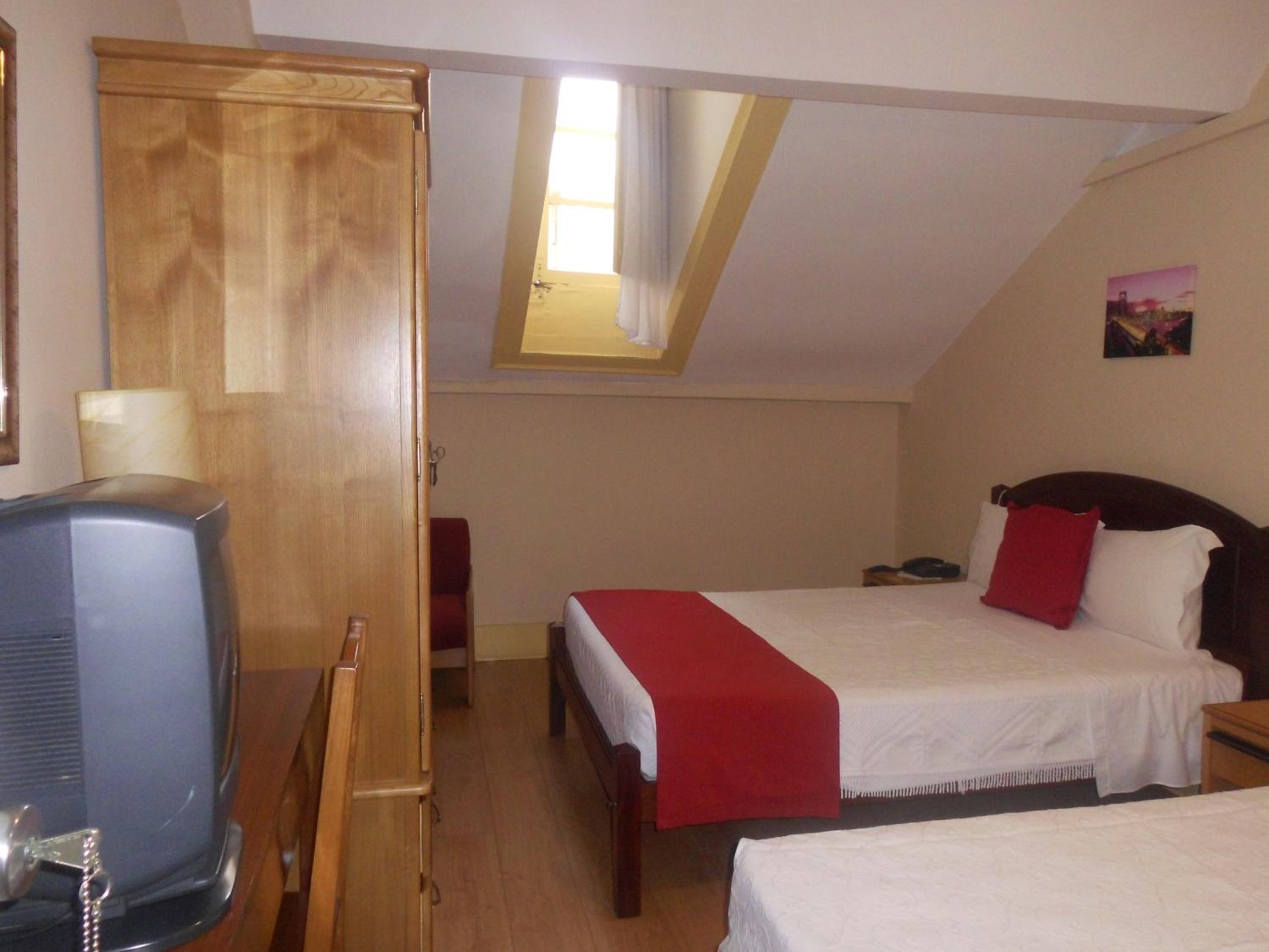 Budget Dreibettzimmer mit Dachfenster