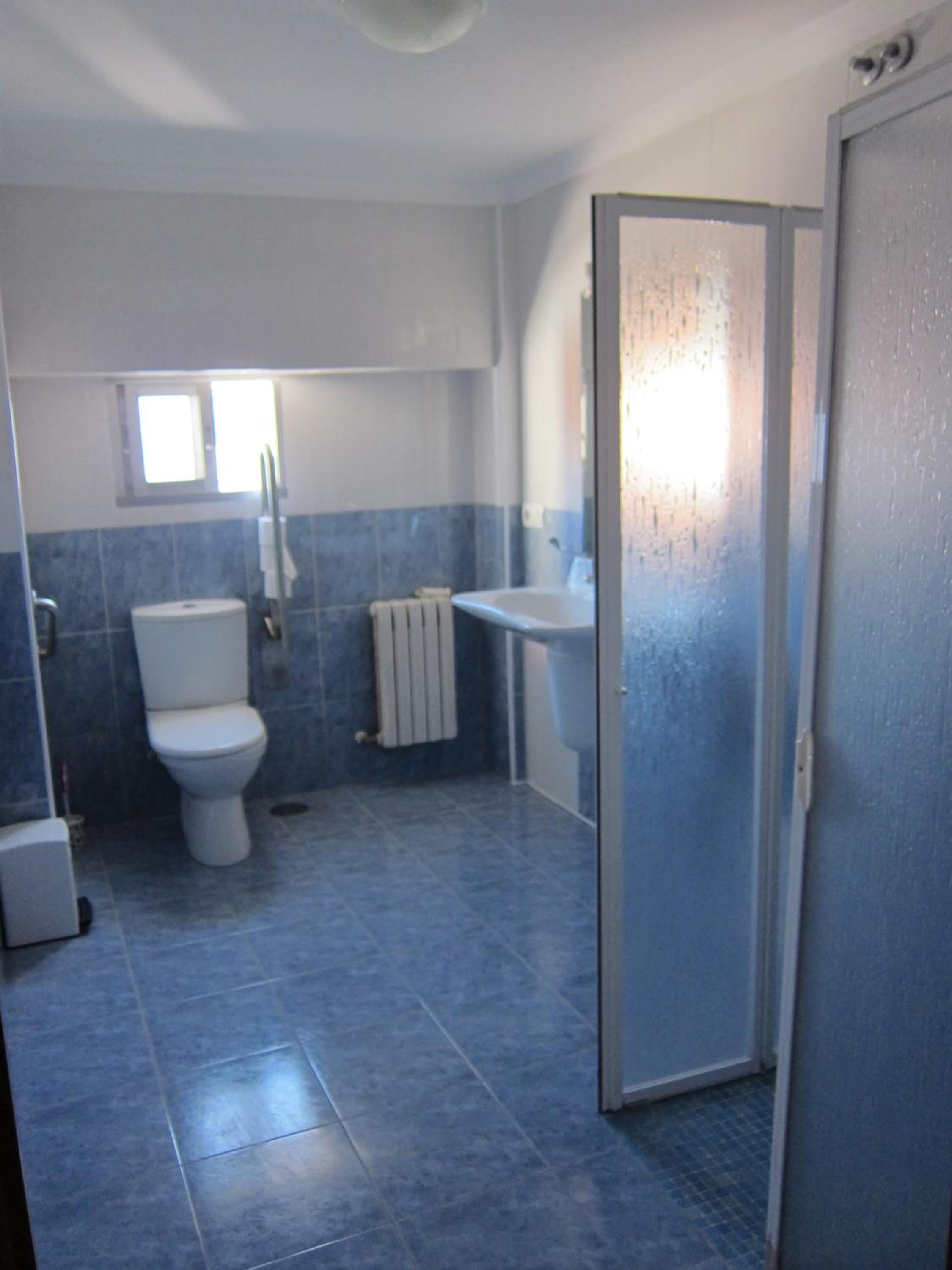 Double or Twin Room with Private Bathroom - Photo 5