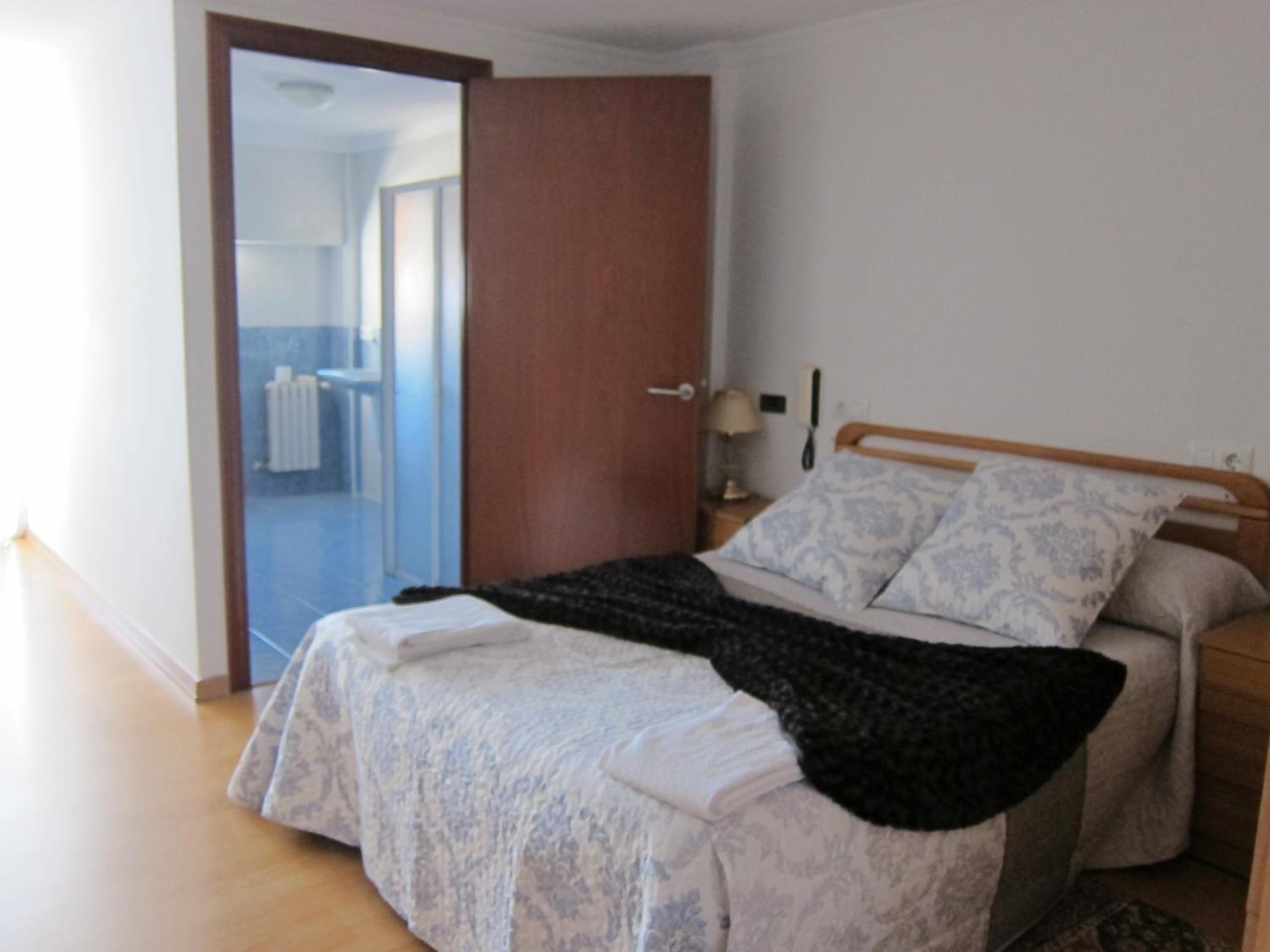 Double or Twin Room with Private Bathroom - Photo 4