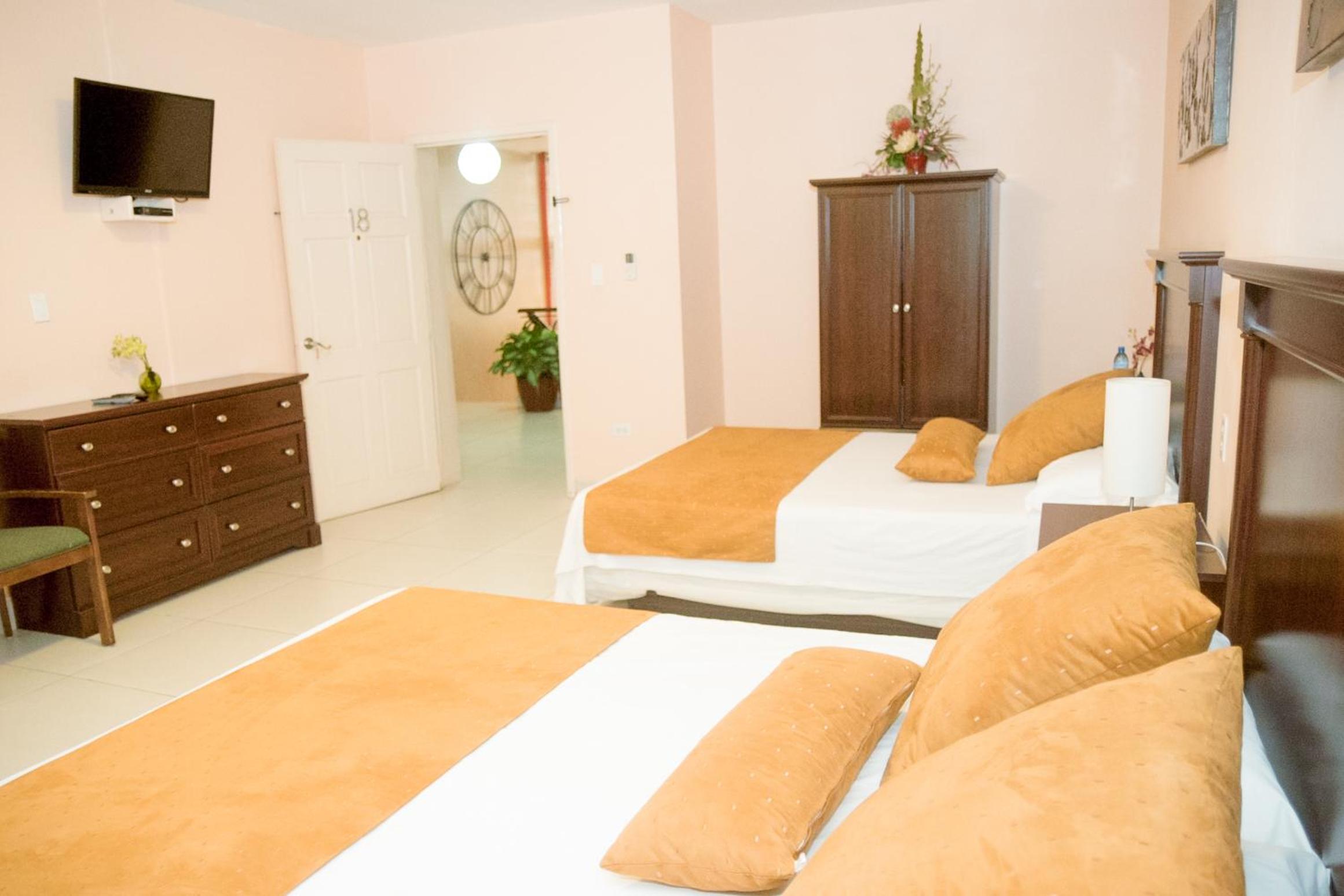 Queen Room photo 2