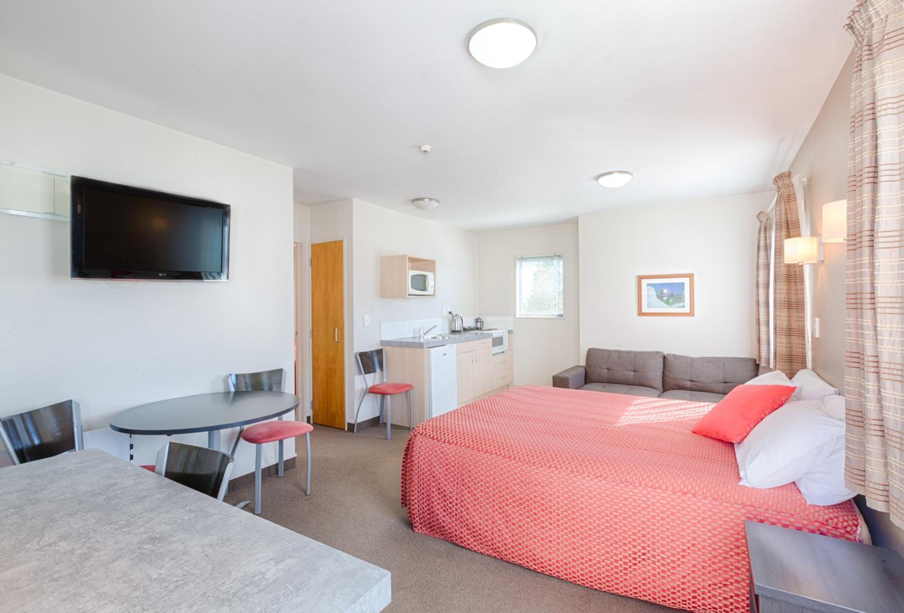One-Bedroom Apartment - Photo 3