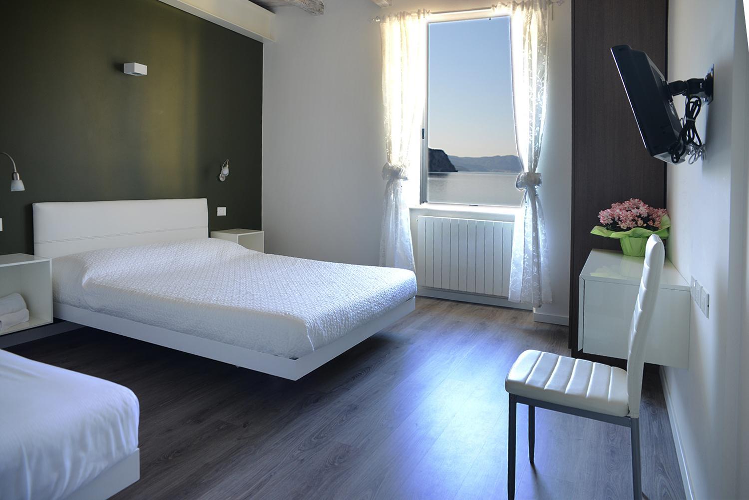 Triple Room with Lake View - Photo 4
