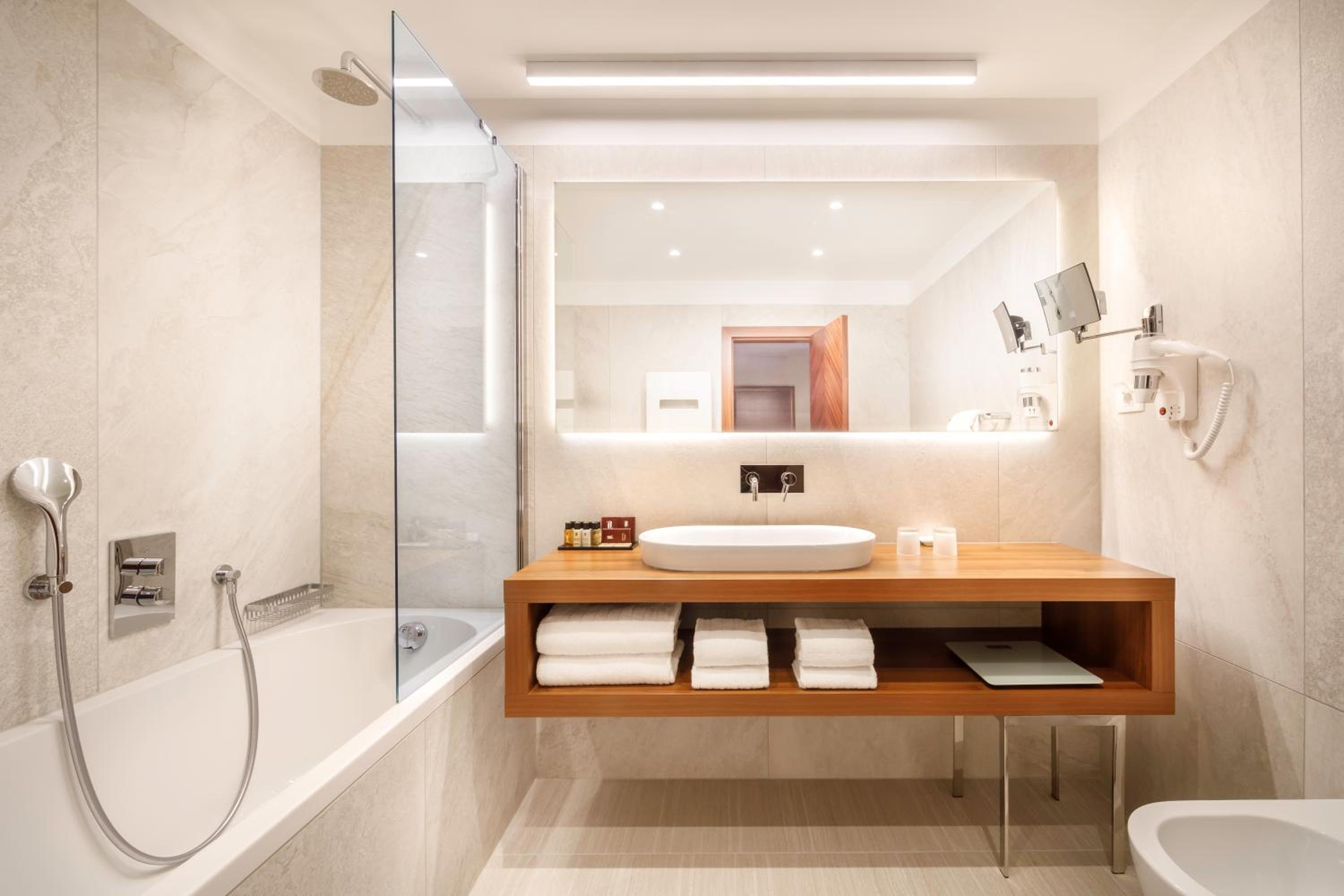 Superior Double or Twin Room with Balcony and Park View - Photo 7