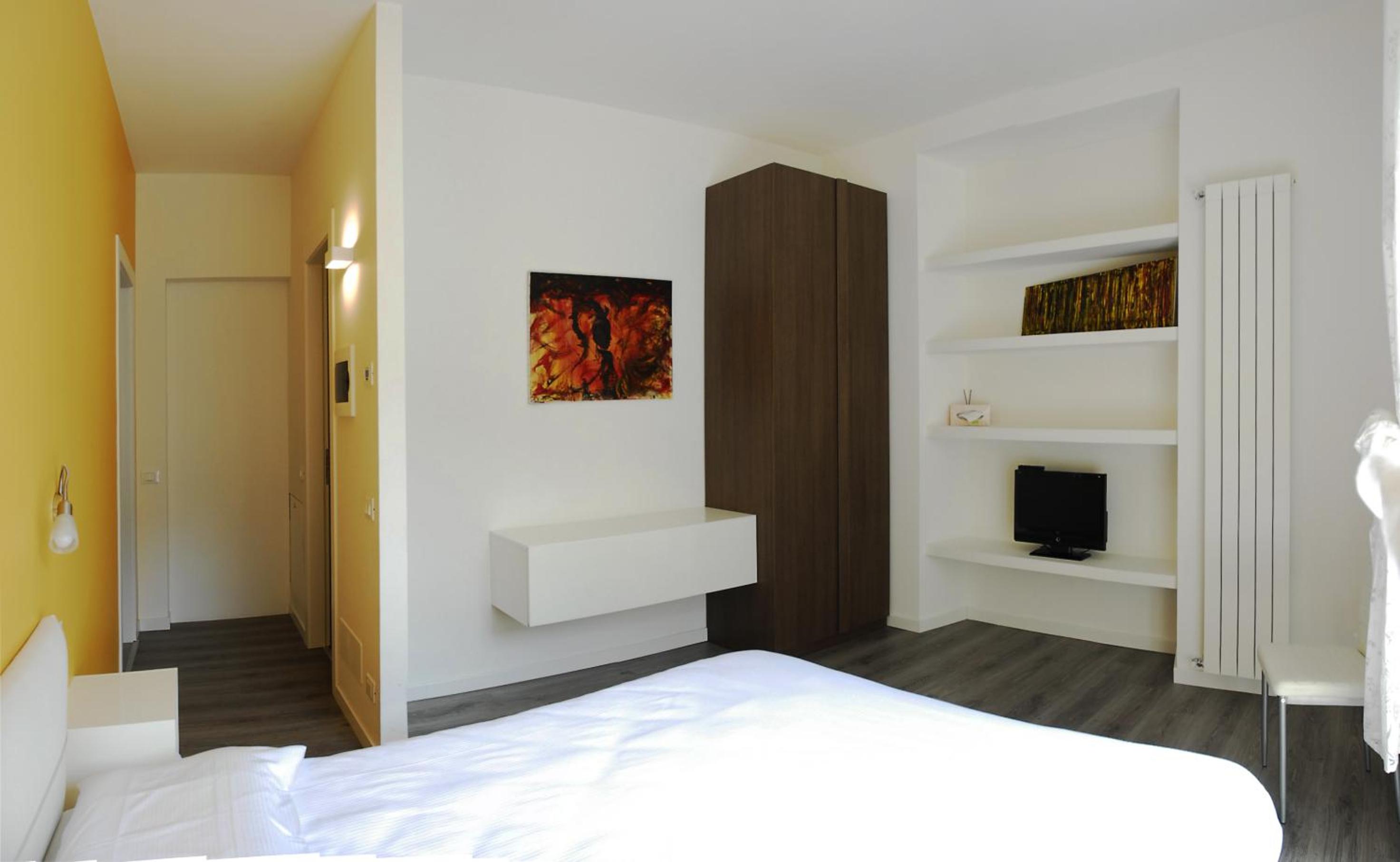 Double Room with Balcony - Photo 6