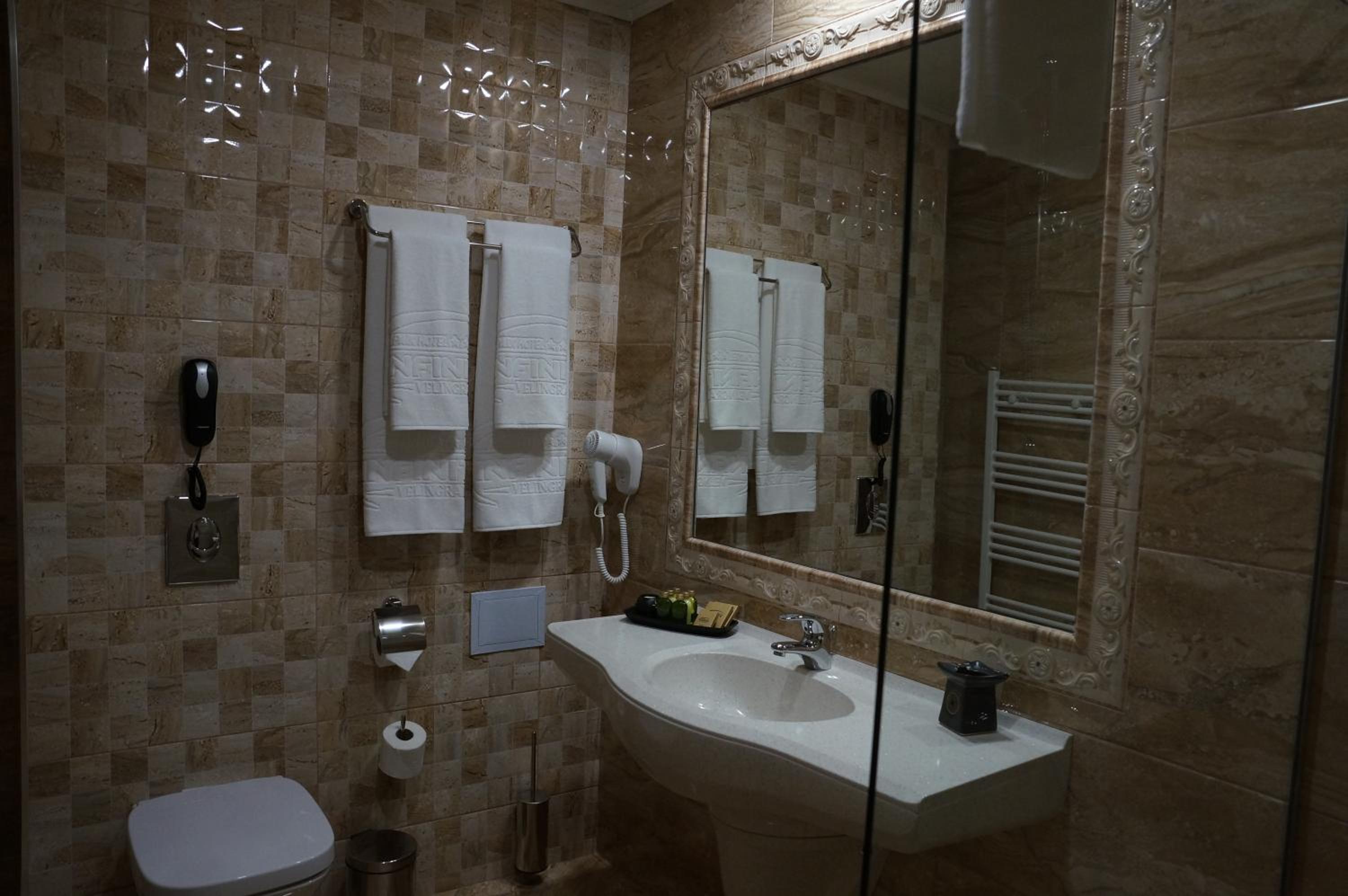 Deluxe Double Room (2 Adults + 1 Child) photo 3