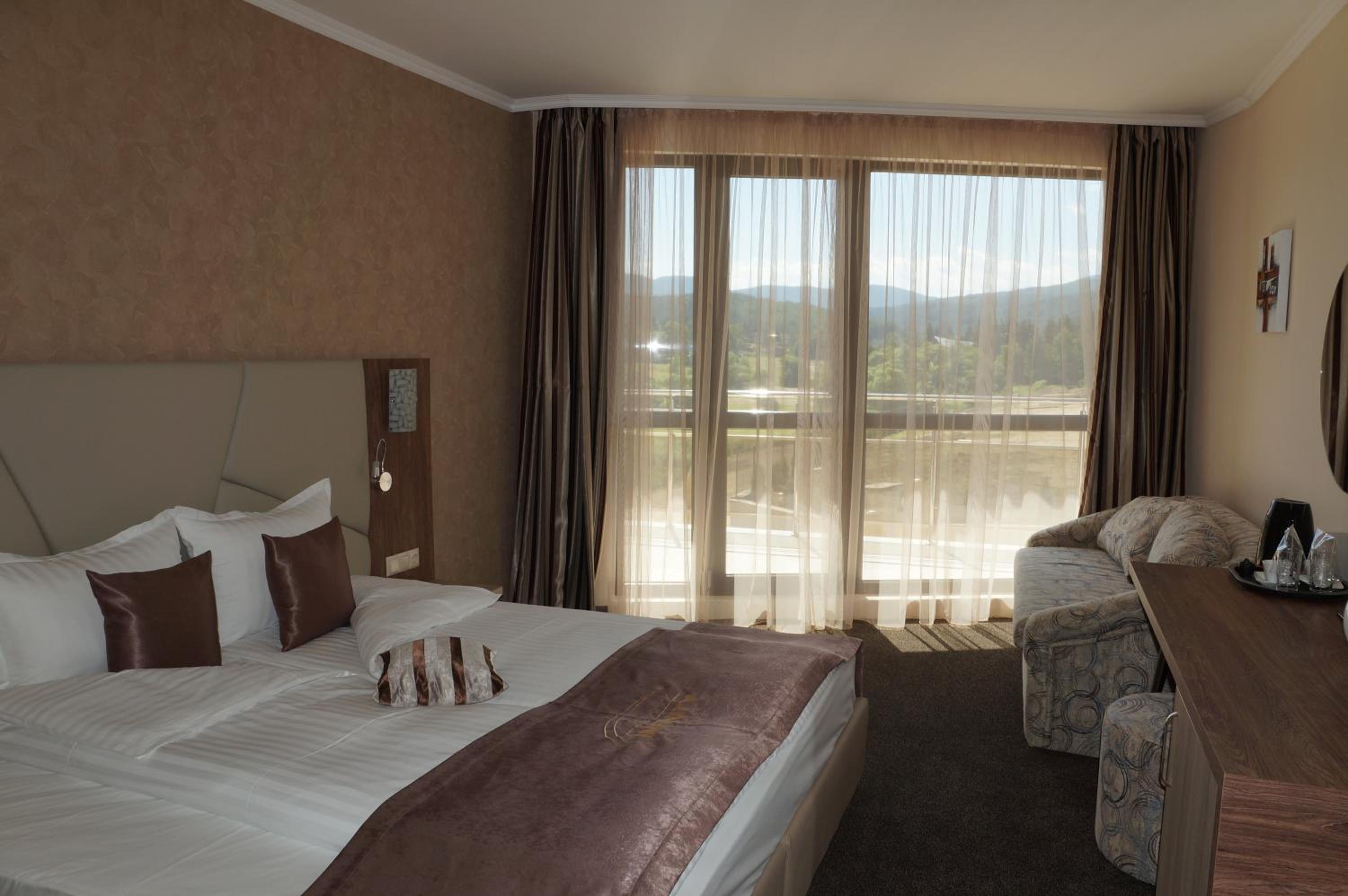 Deluxe Double Room with Sofa Bed with Balcony photo 3