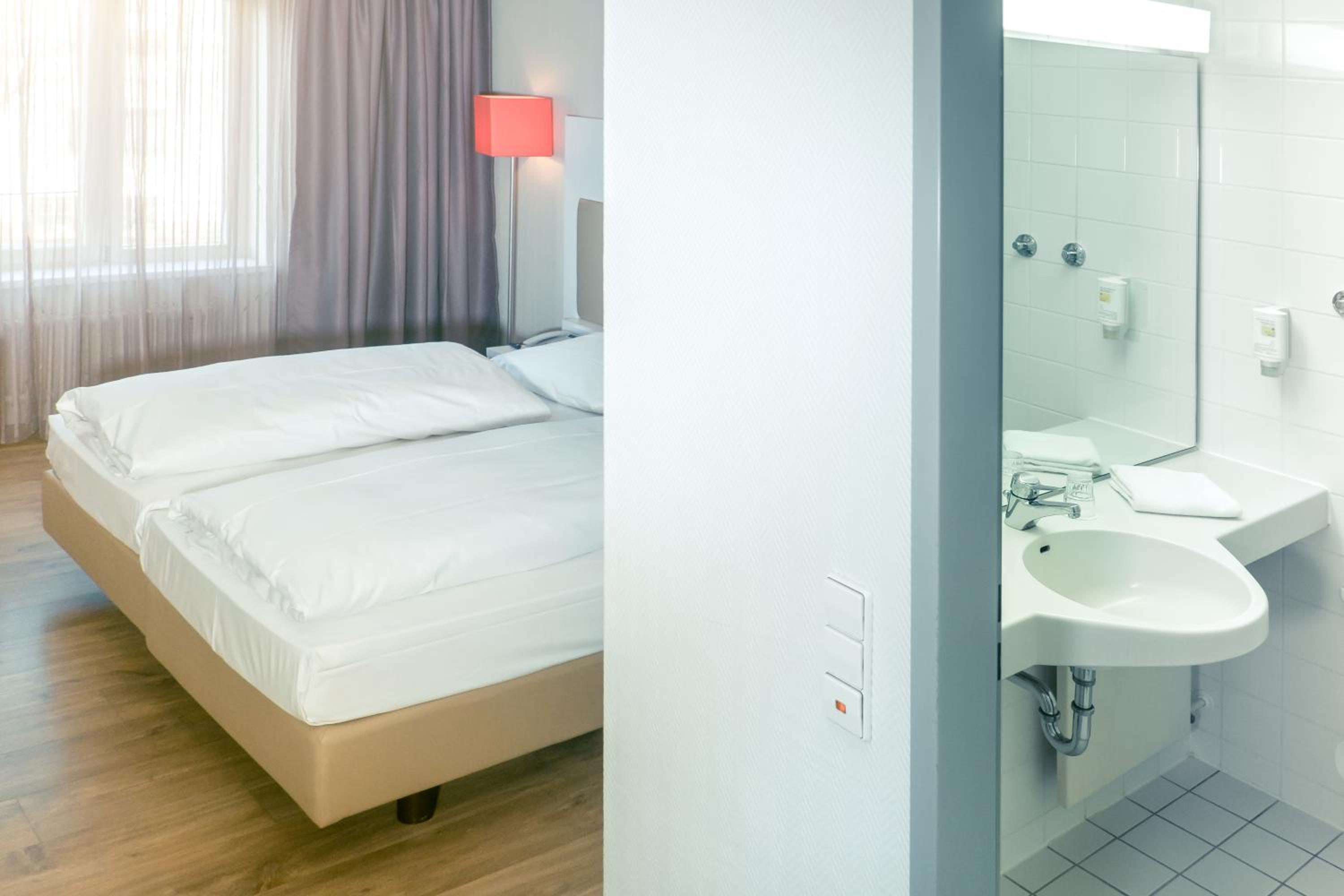 Standard Twin Room - Photo 10