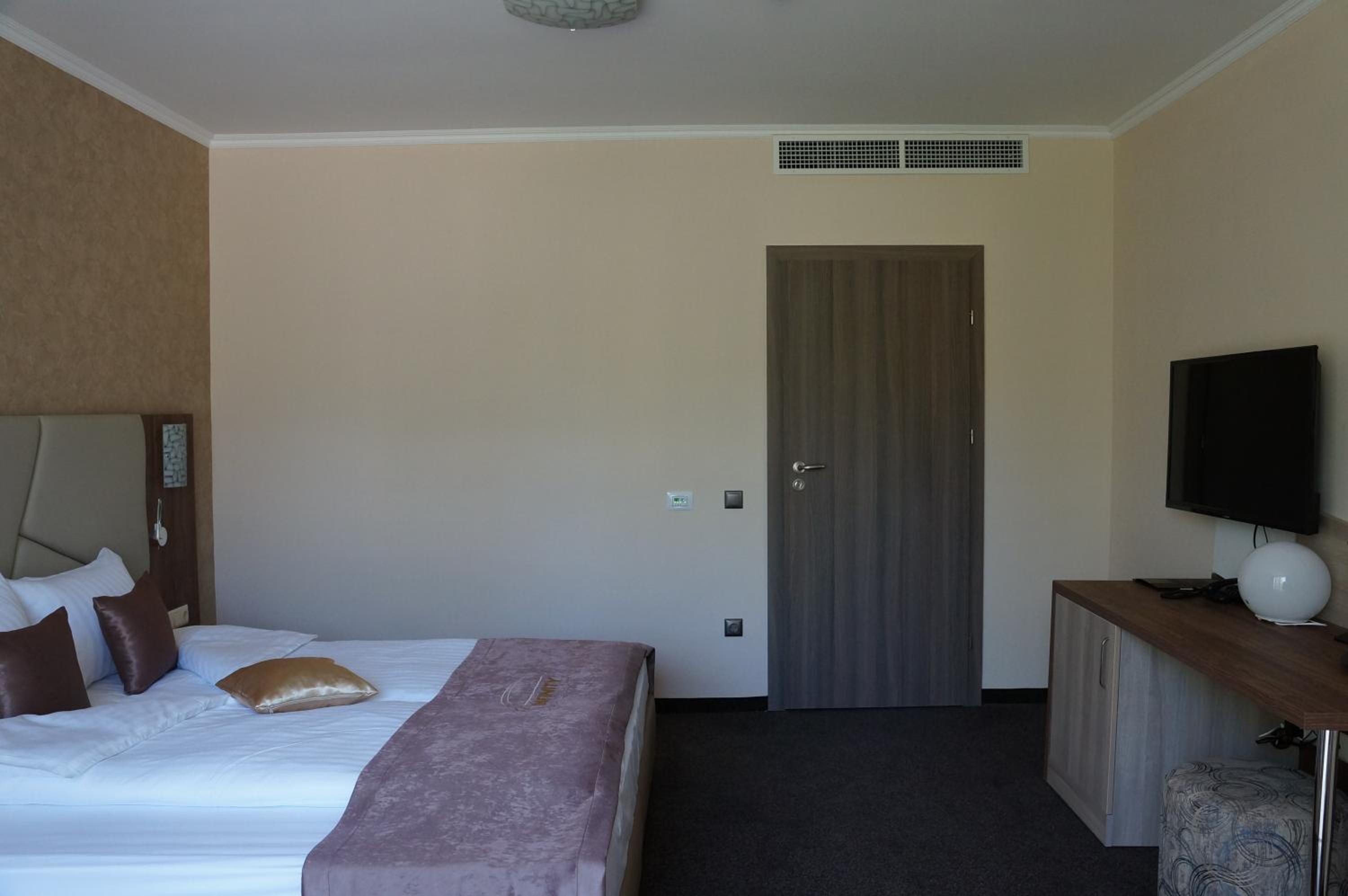 Deluxe Double Room (2 Adults + 1 Child) photo 2