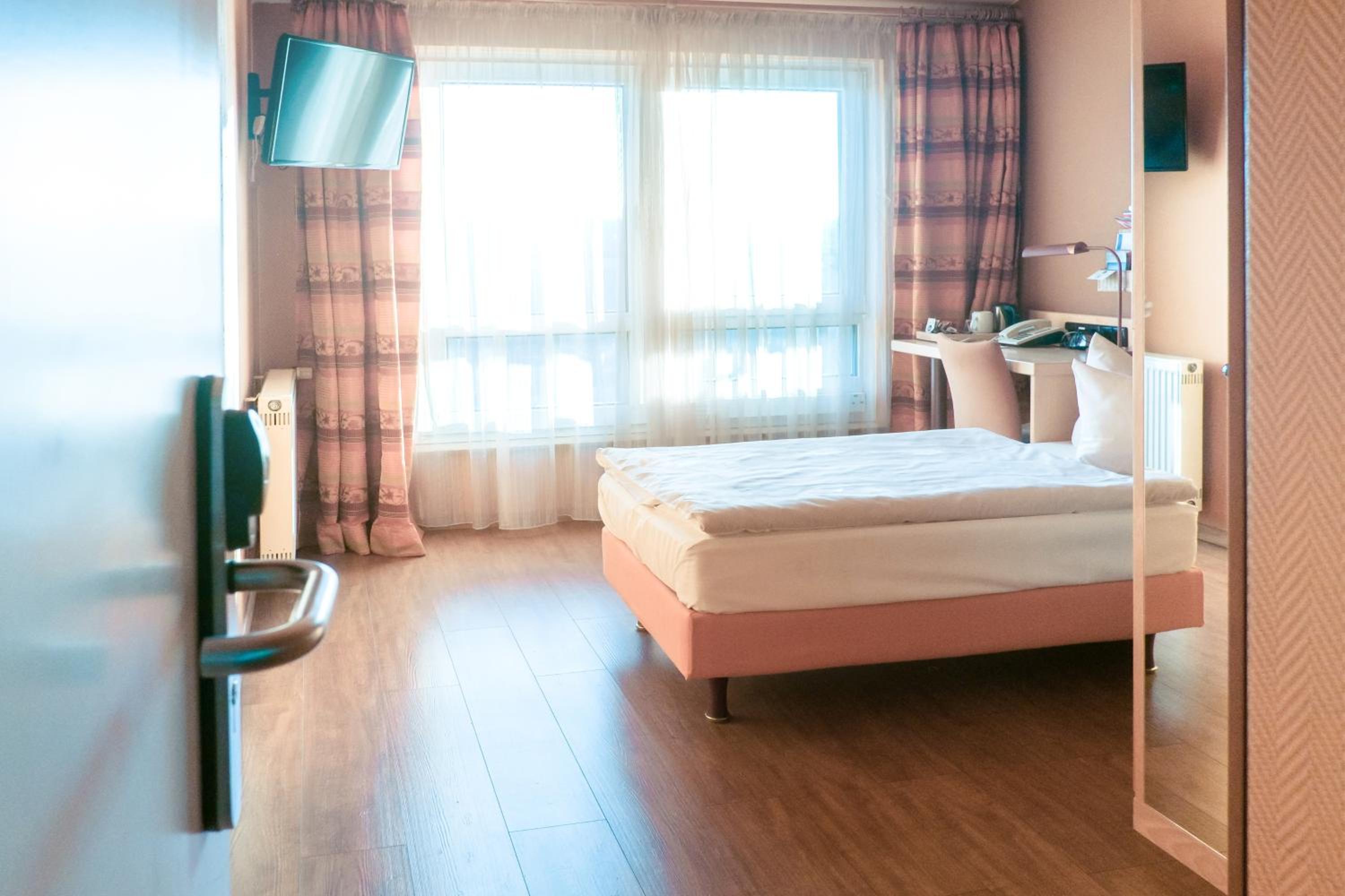 Standard Queen Room - Photo 3