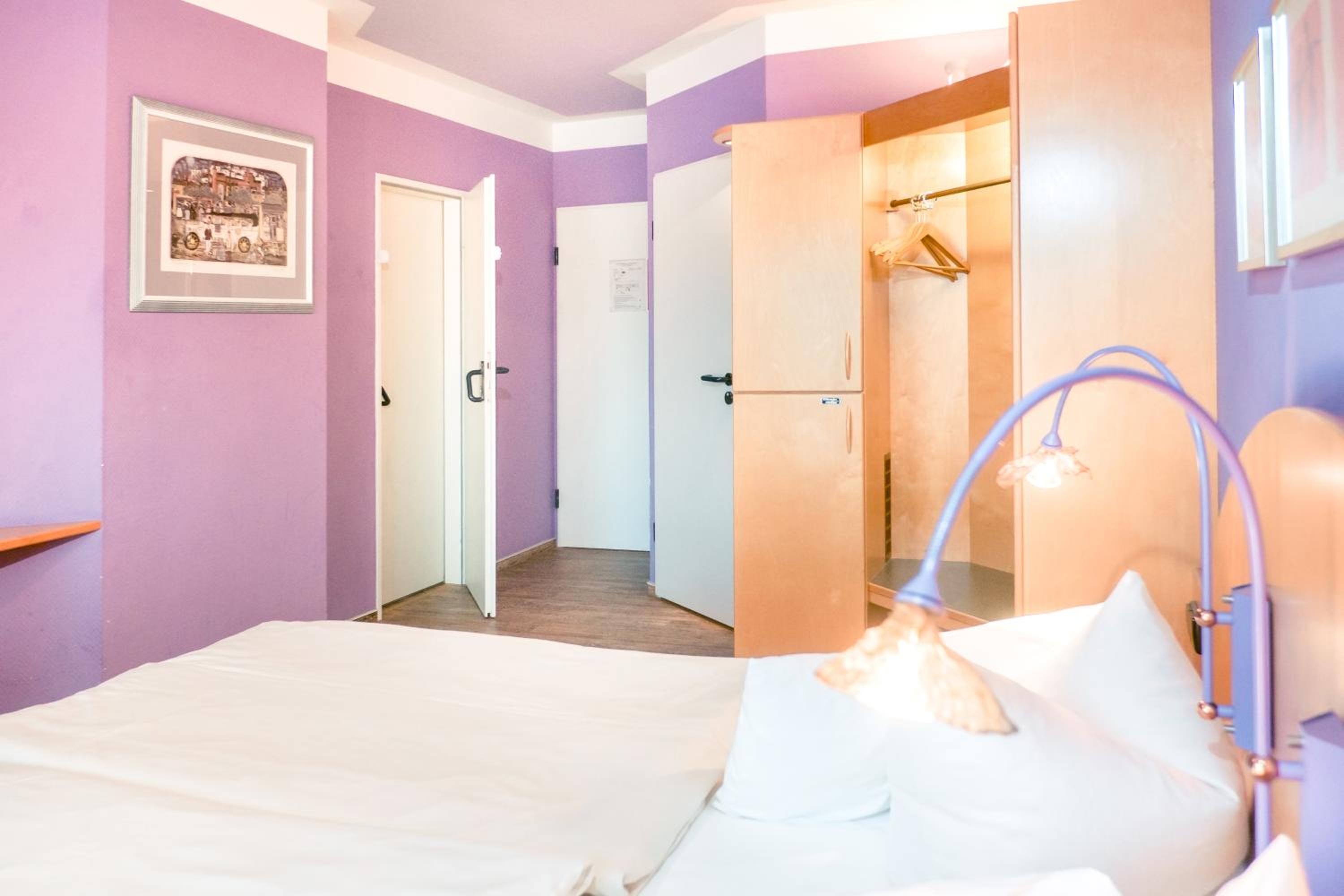 Standard Twin Room - Photo 7