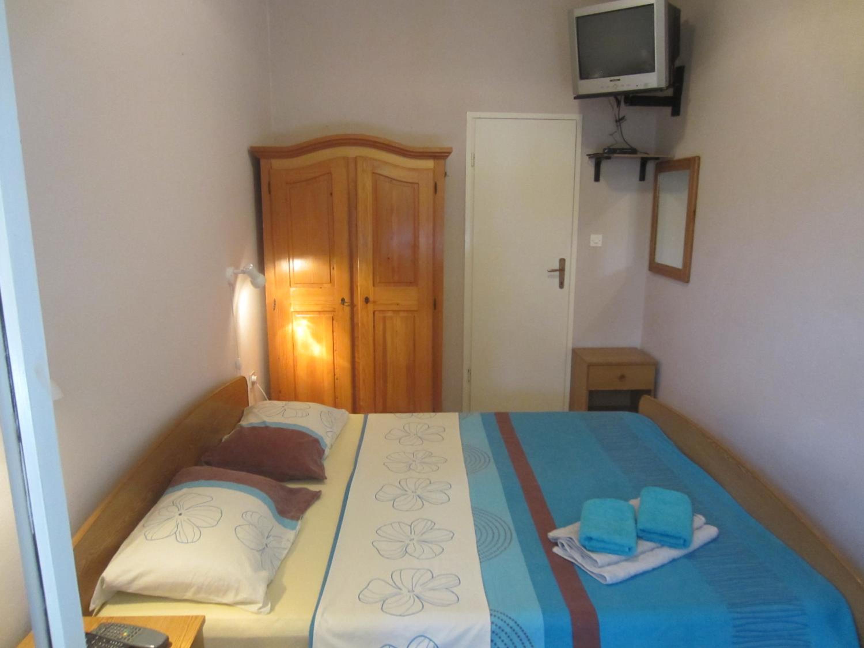 One-Bedroom Apartment - Photo 1