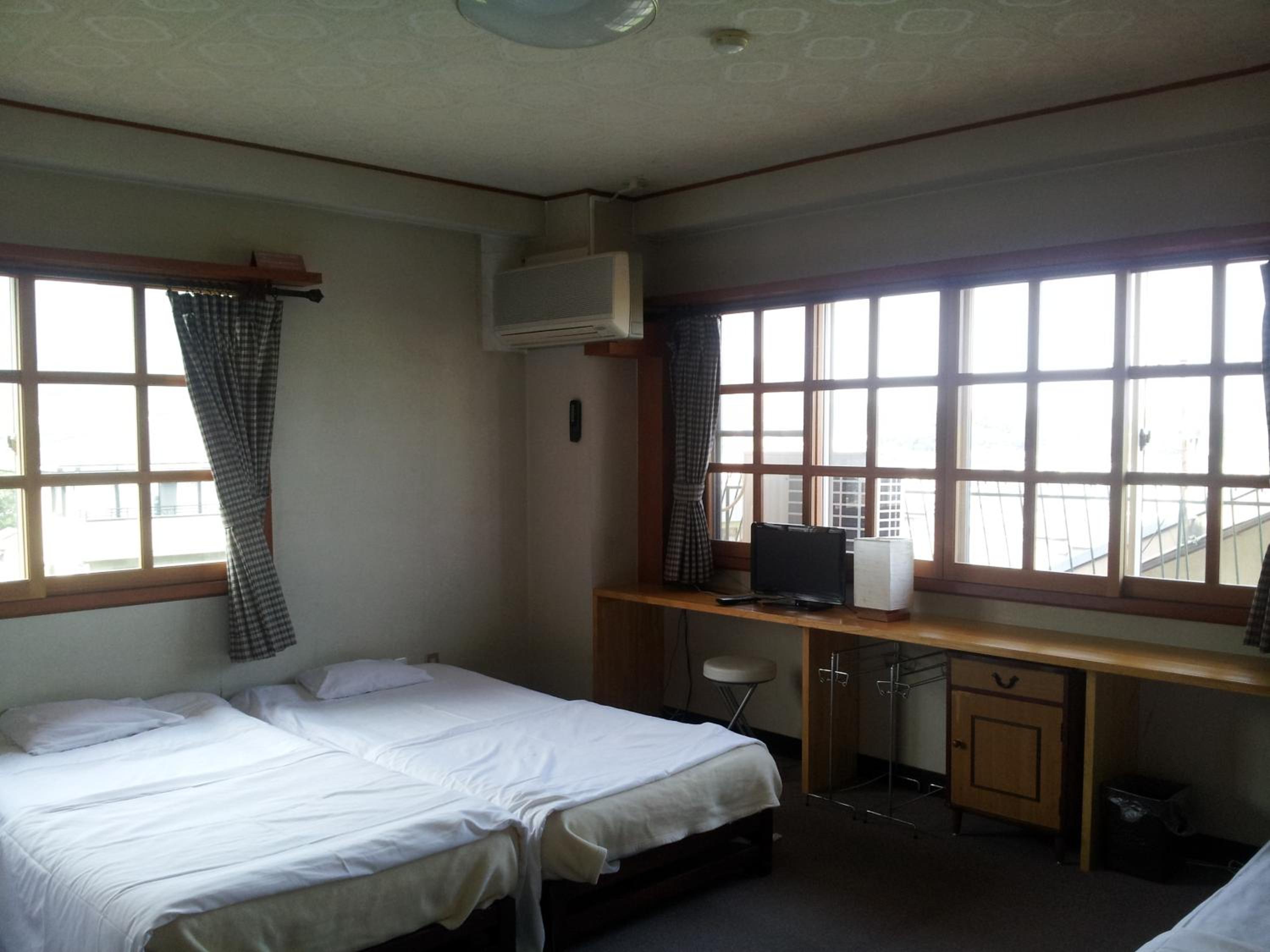 Standard Quadruple Room with Shared Bathroom photo 2