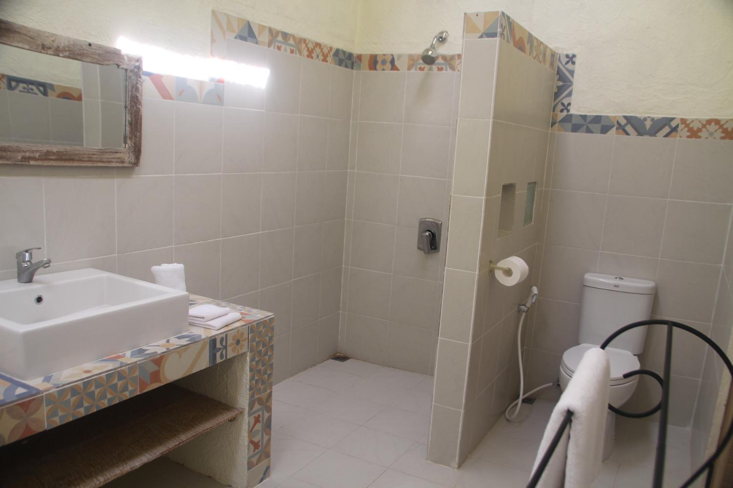 Double Room with Pool View - Photo 8