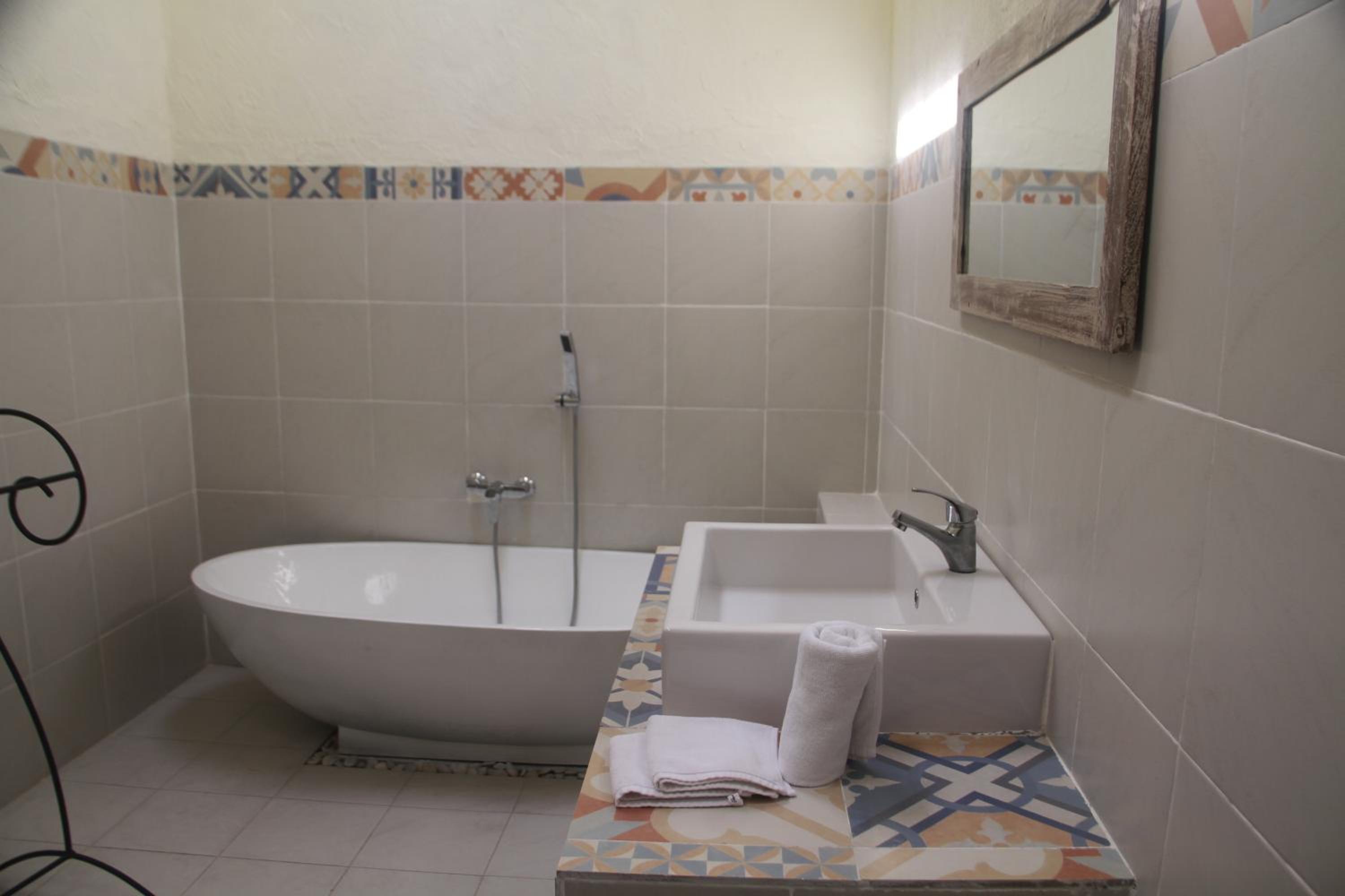 Double Room with Pool View - Photo 21