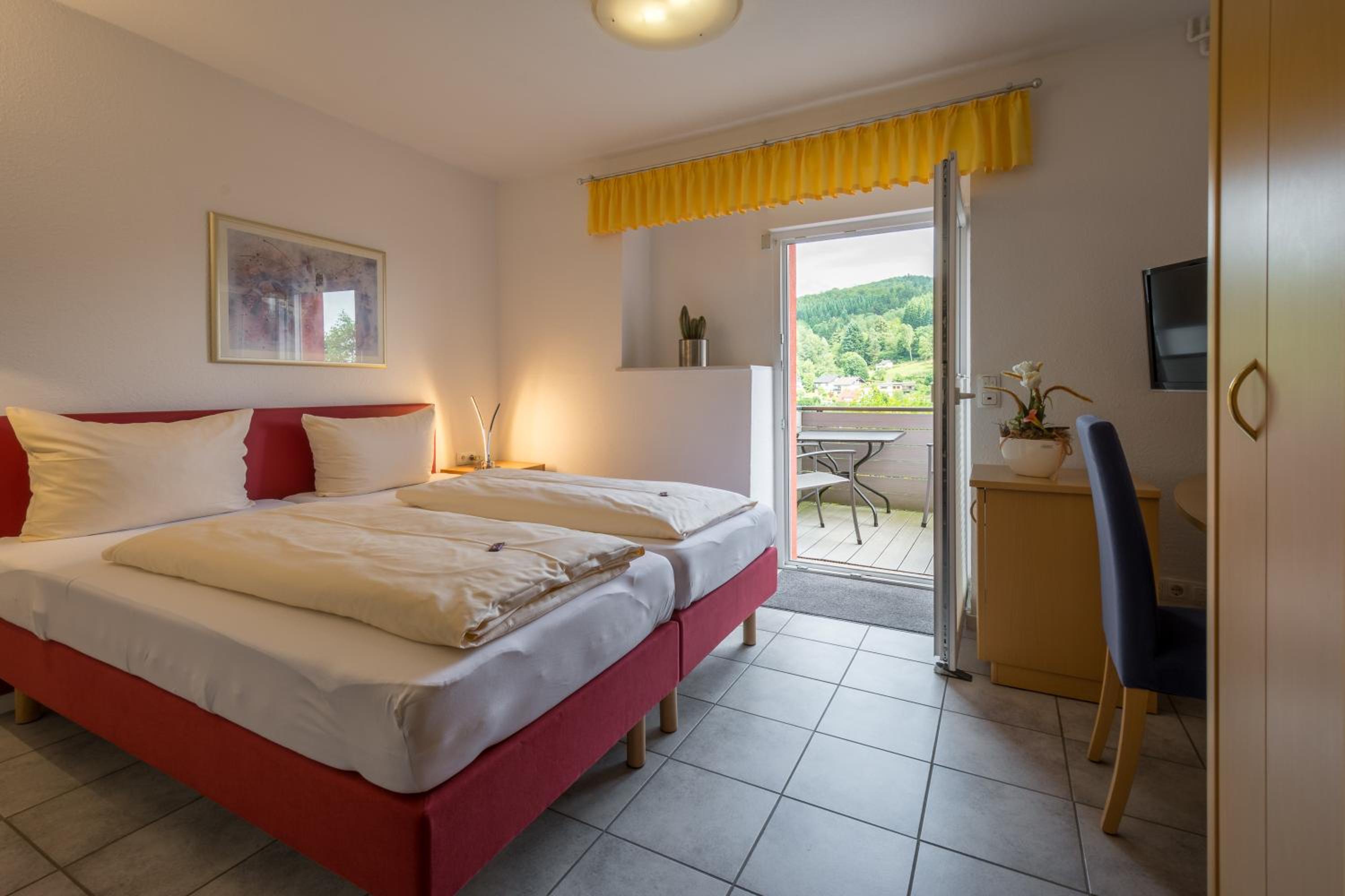 Double Room with Balcony - Photo 3