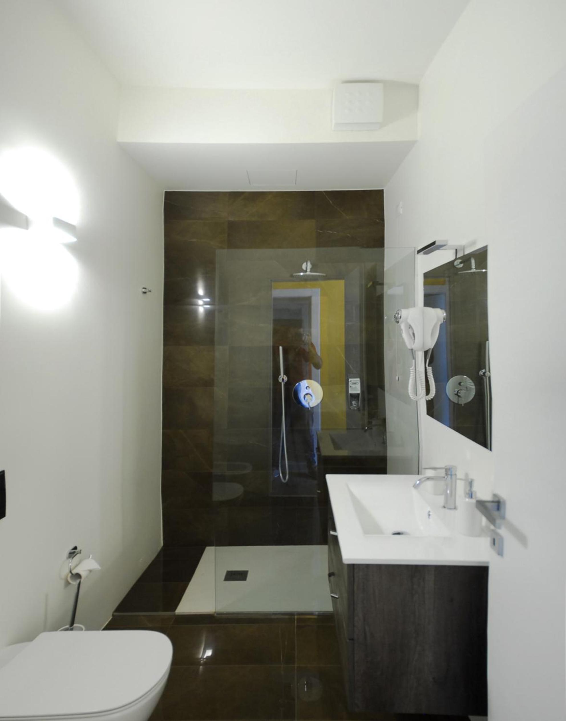 Double Room with Balcony - Photo 3