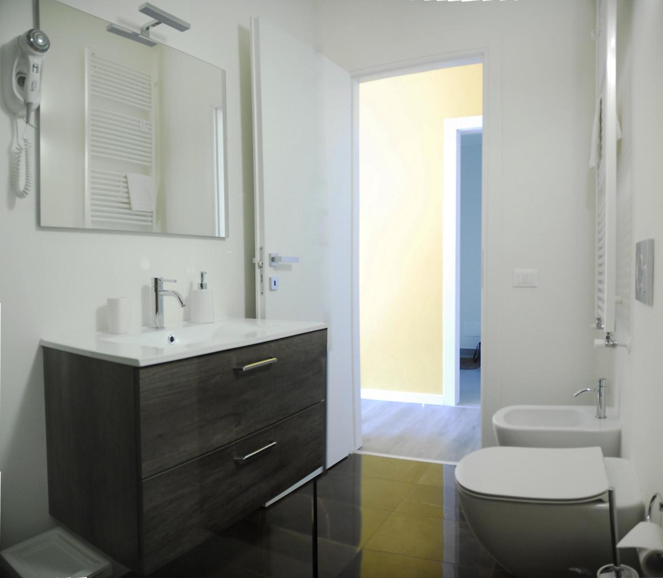 Double Room with Balcony - Photo 4