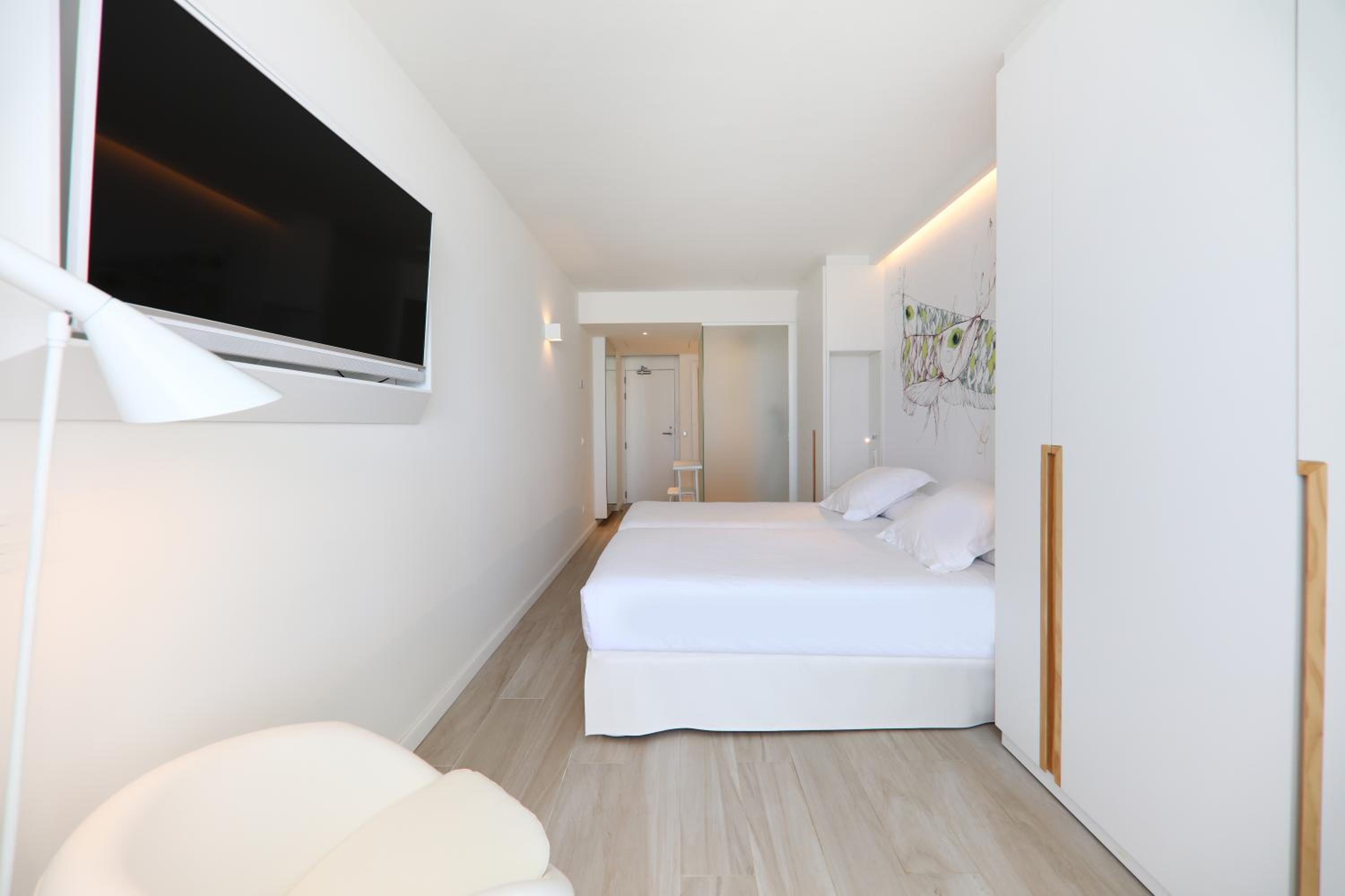 Double Room with Pool View - Photo 4