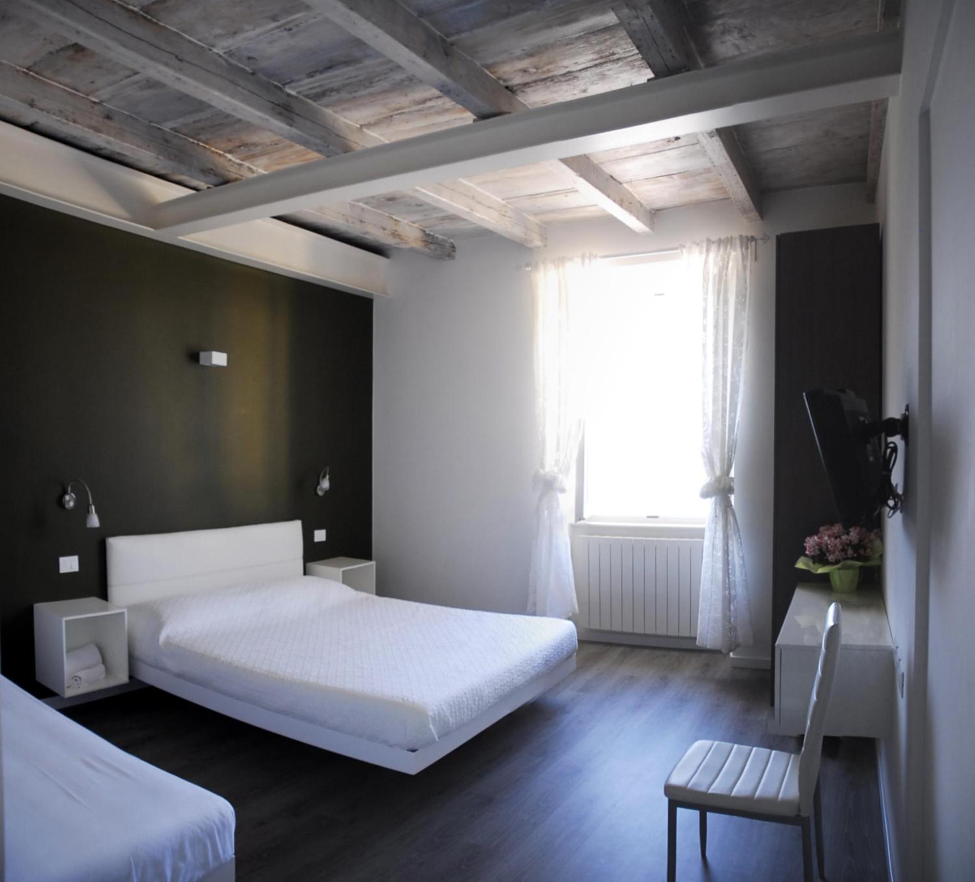 Triple Room with Lake View - Photo 1
