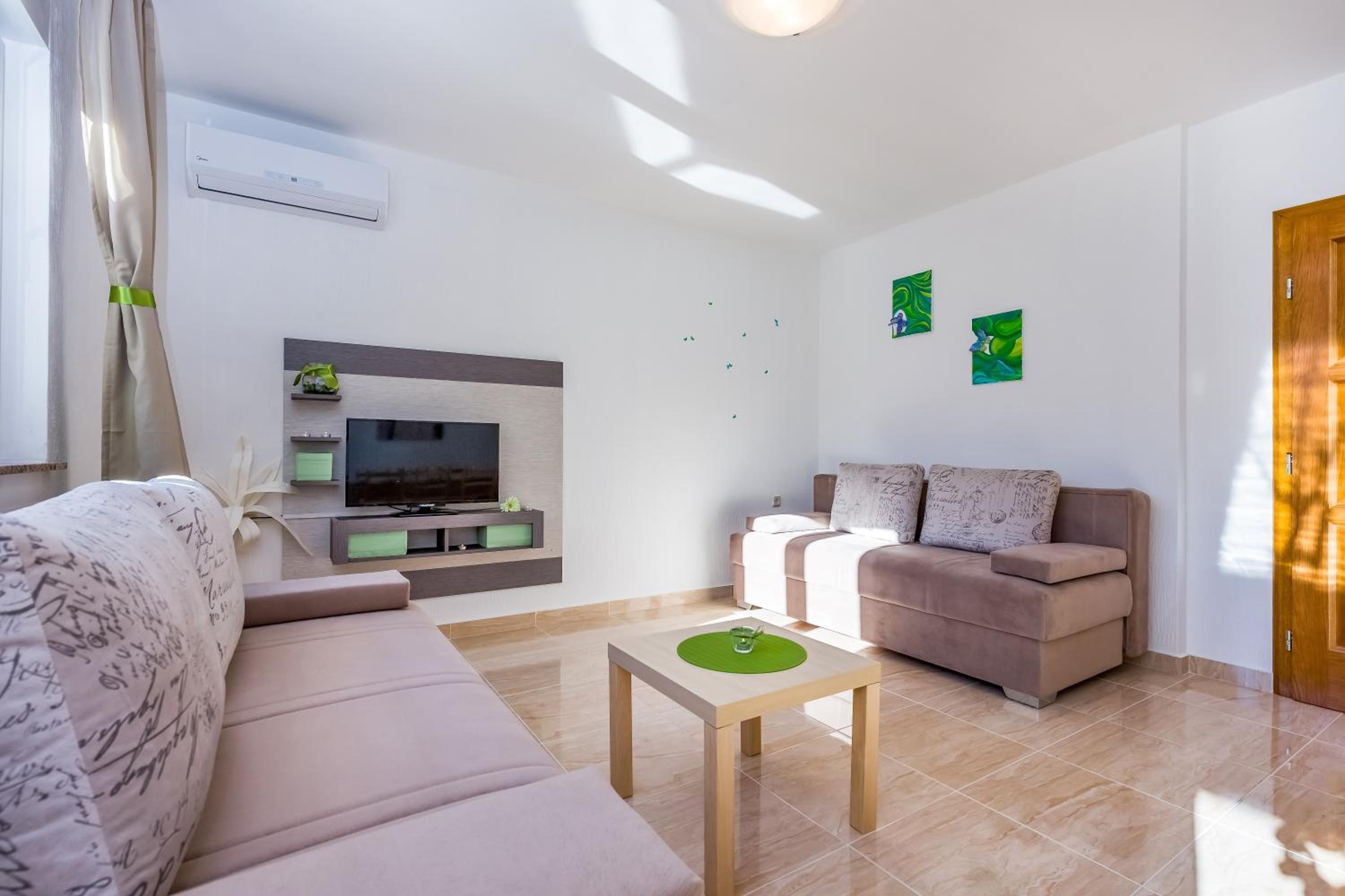Villa - Photo 2