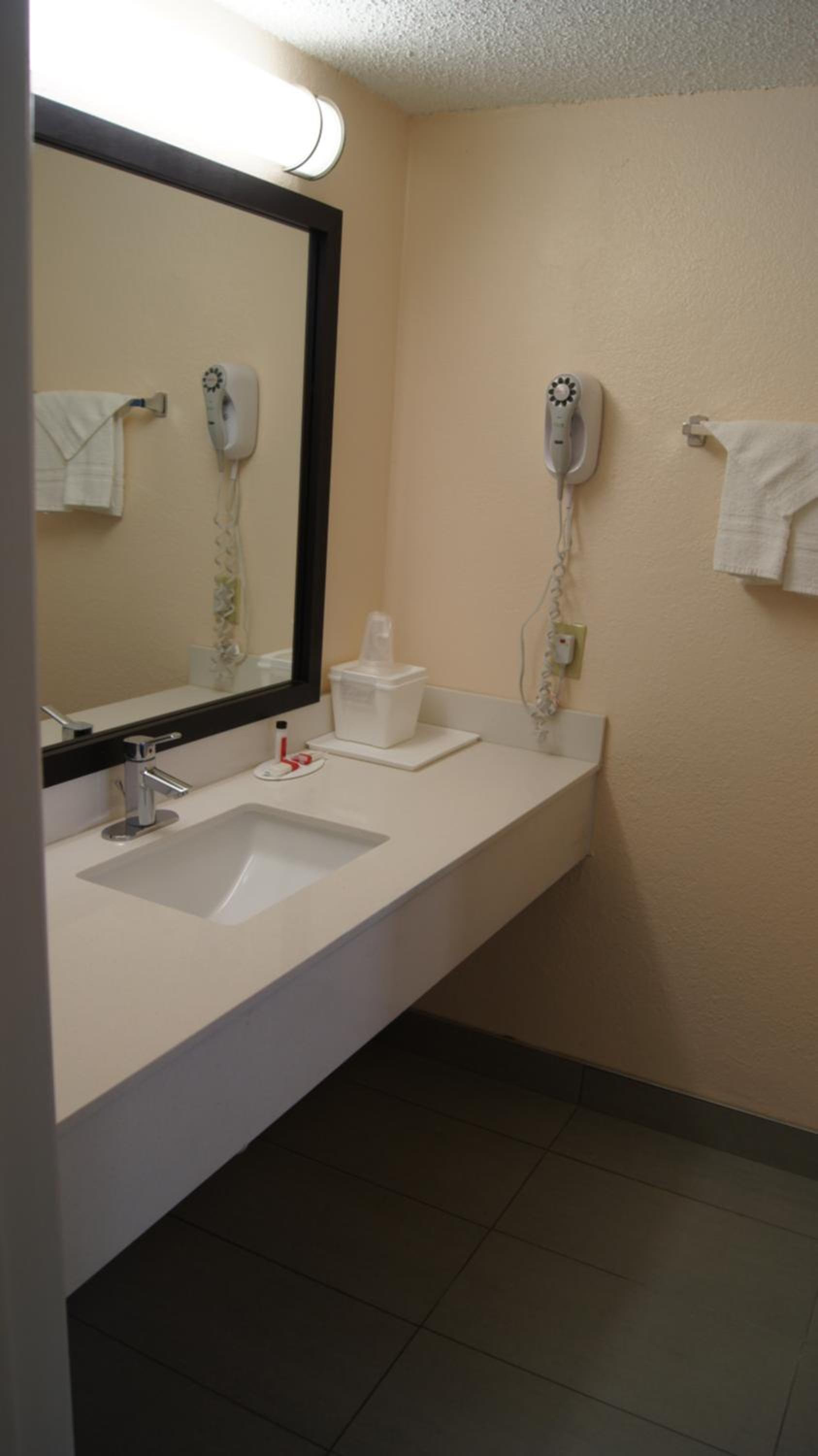 King Room - Non-Smoking - Photo 3