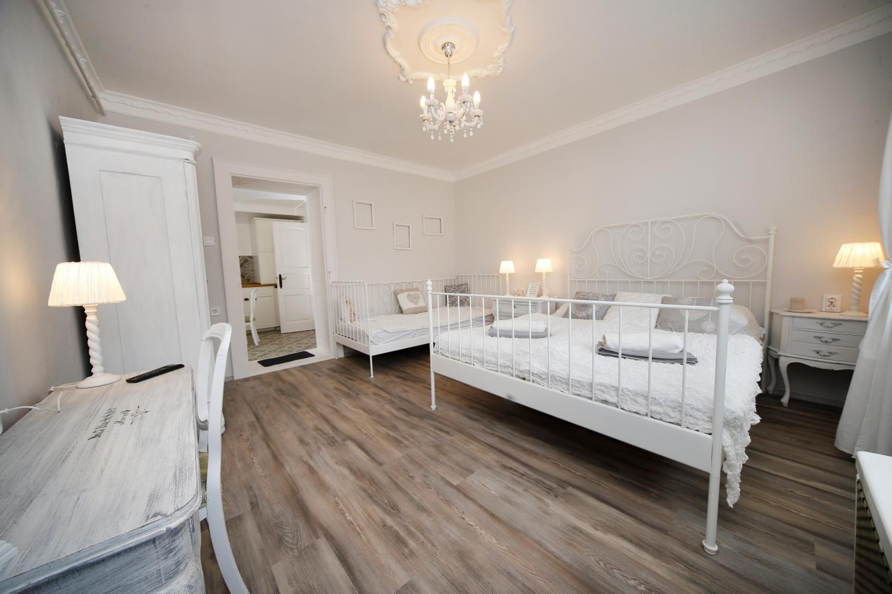 One-Bedroom Apartment (3 Adults) with Terrace - Photo 2