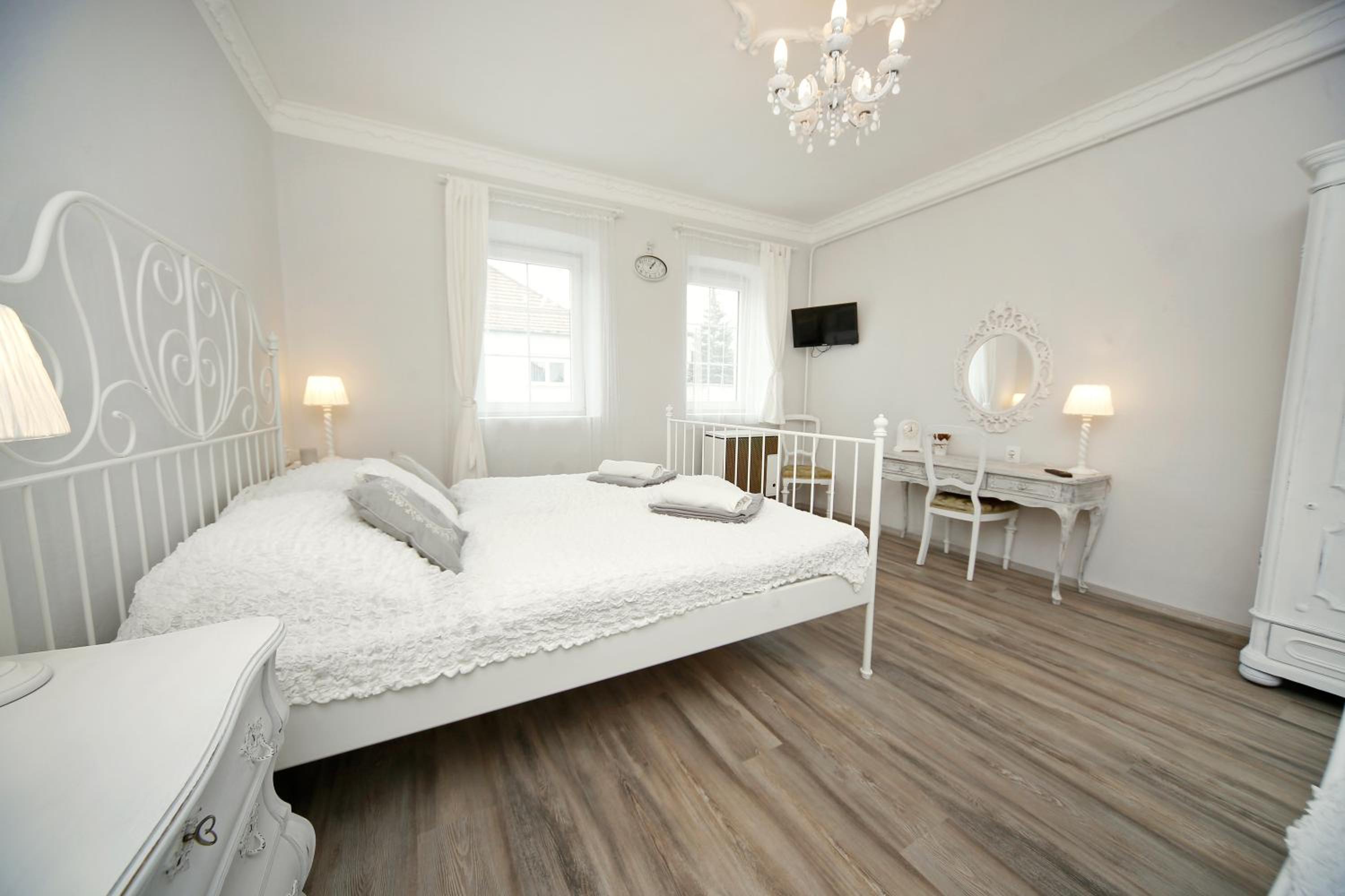 One-Bedroom Apartment (3 Adults) with Terrace - Photo 3