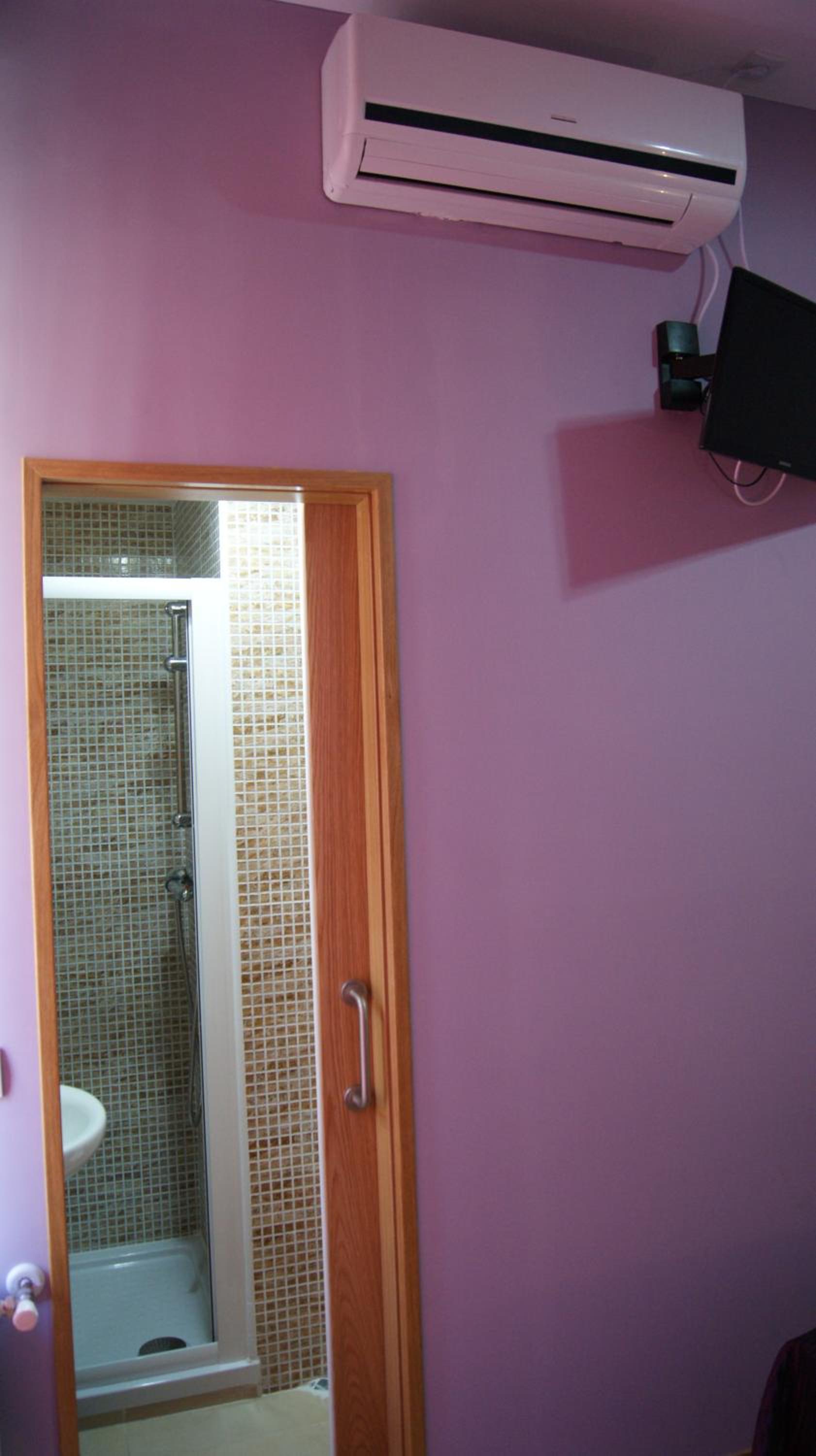 Double Room with Private Bathroom - Photo 12