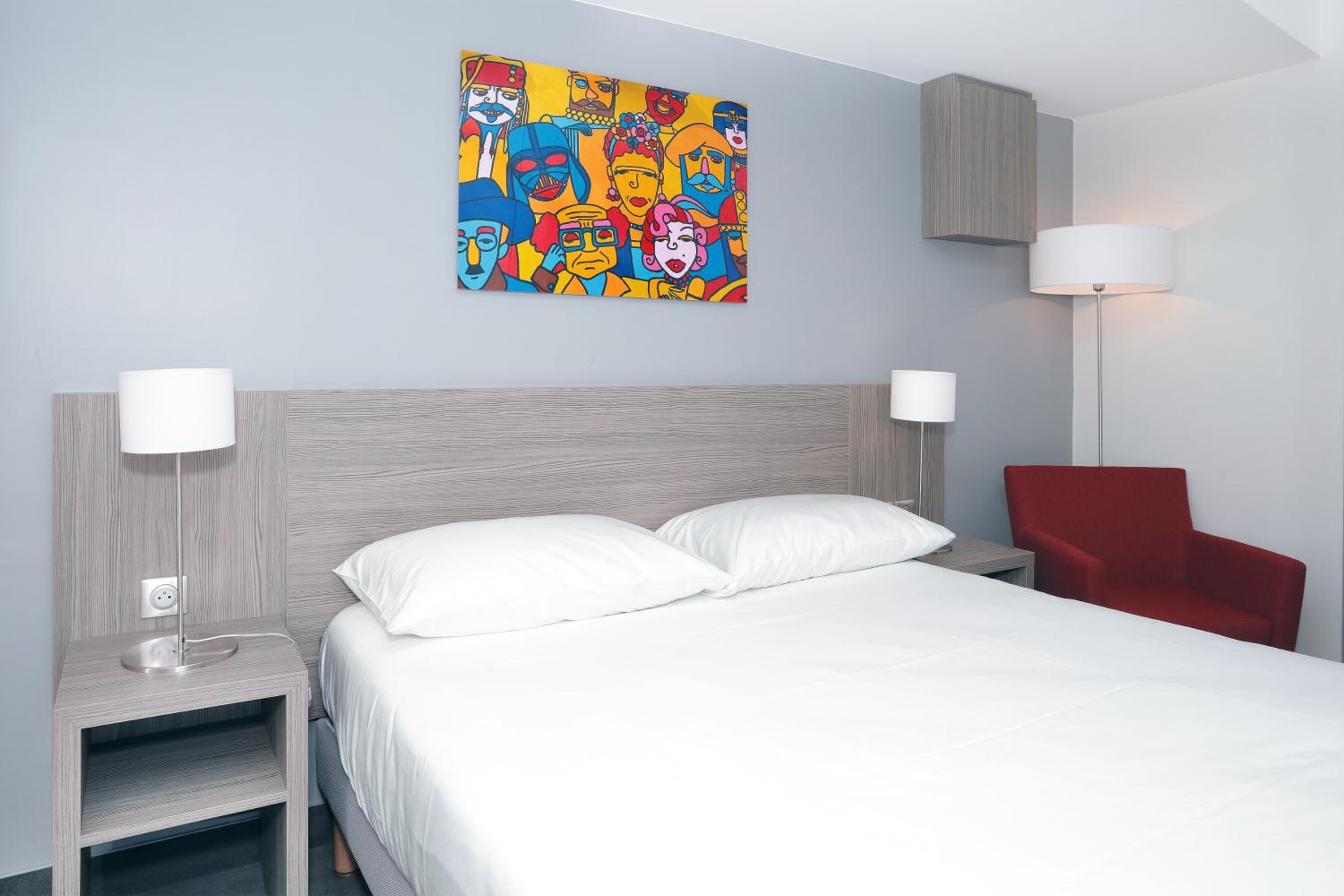 Prestige King Room with Balcony - Non-Smoking - Photo 3
