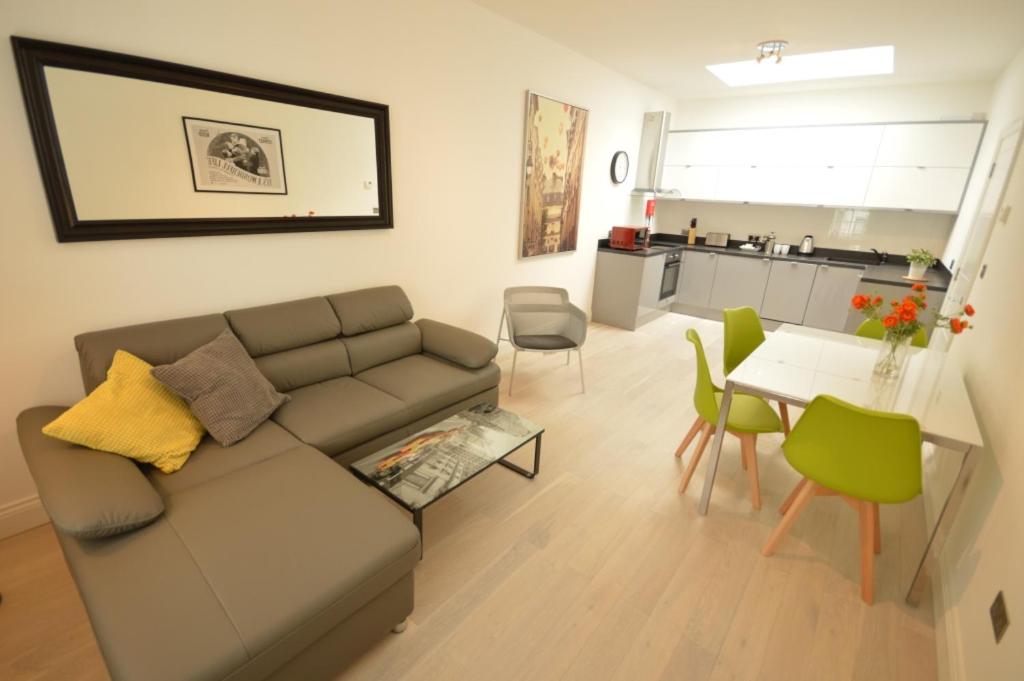 Two-Bedroom Apartment (4th Floor - H) photo 2