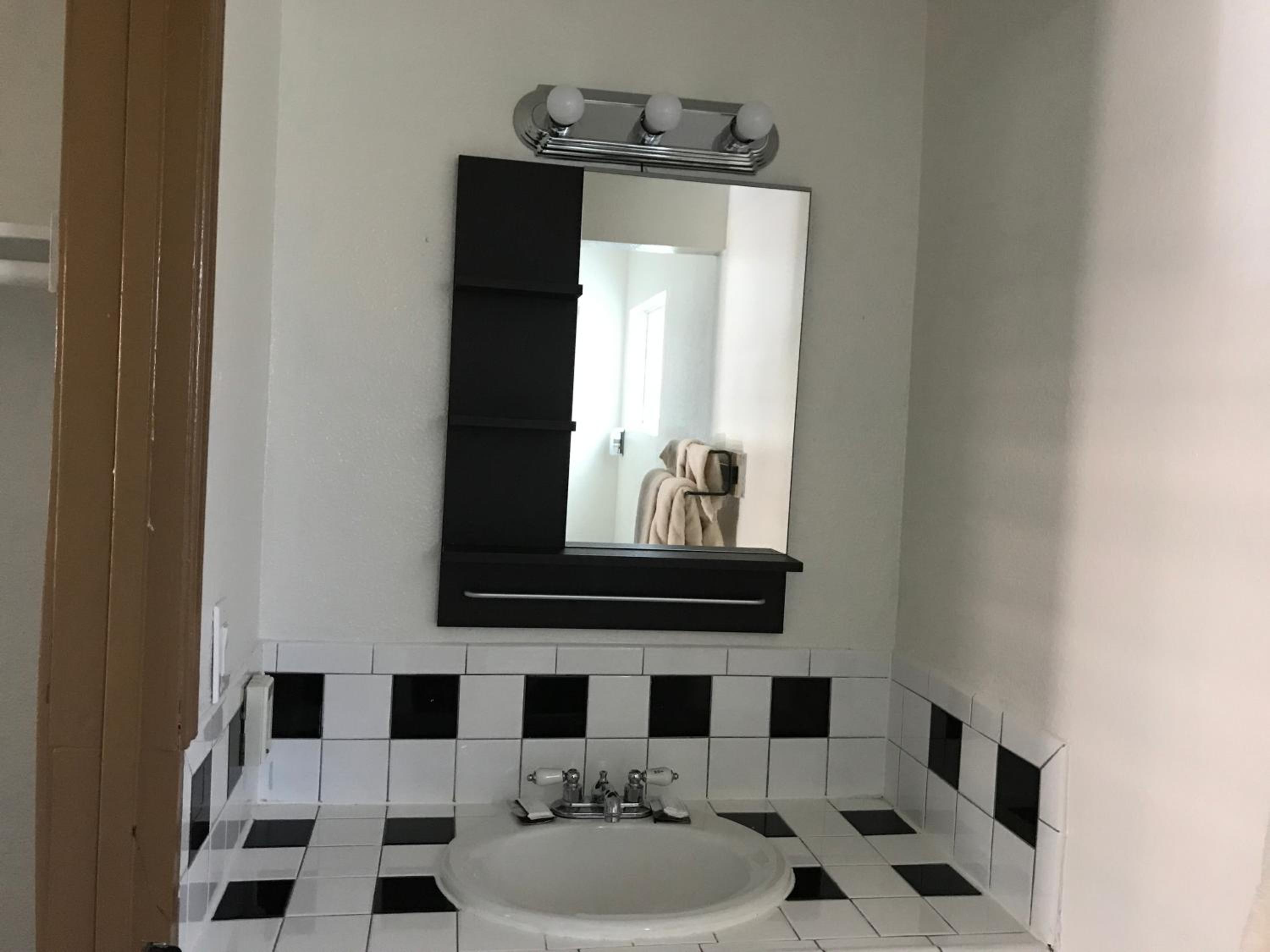 Queen Room - Photo 17