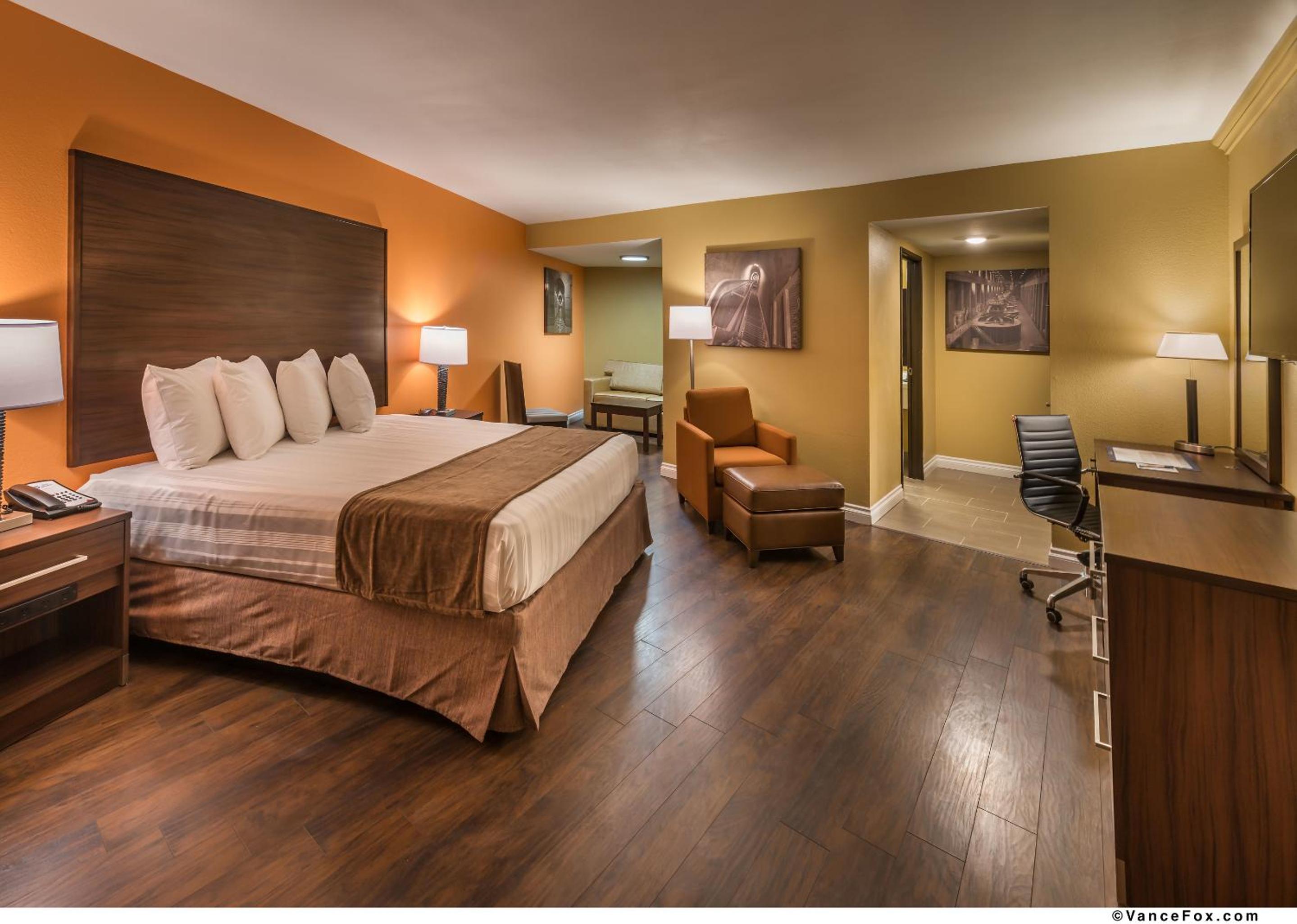 King Room with Sofa Bed - Non-Smoking - Photo 5